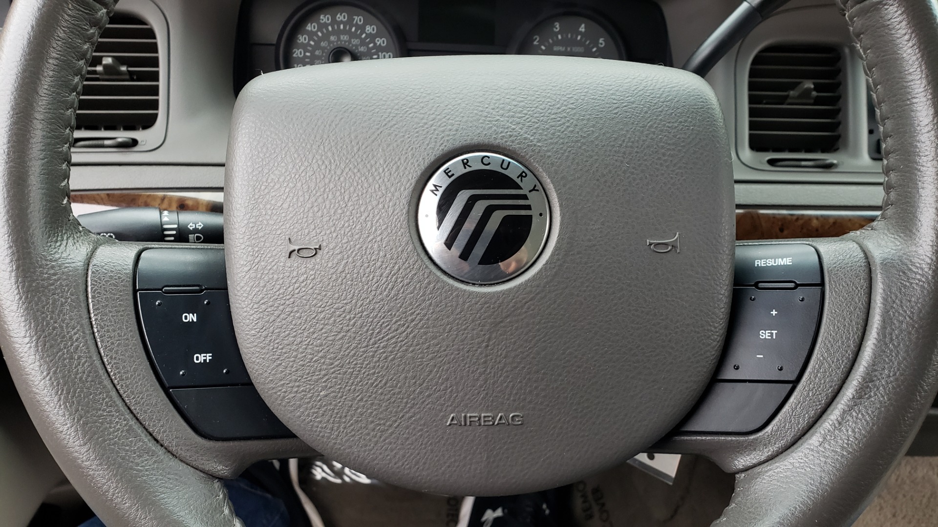Used 2011 Mercury GRAND MARQUIS LS / 4.6L V8 / 4-SPD AUTO / KEYLESS ENTRY / LOW MILES for sale Sold at Formula Imports in Charlotte NC 28227 34