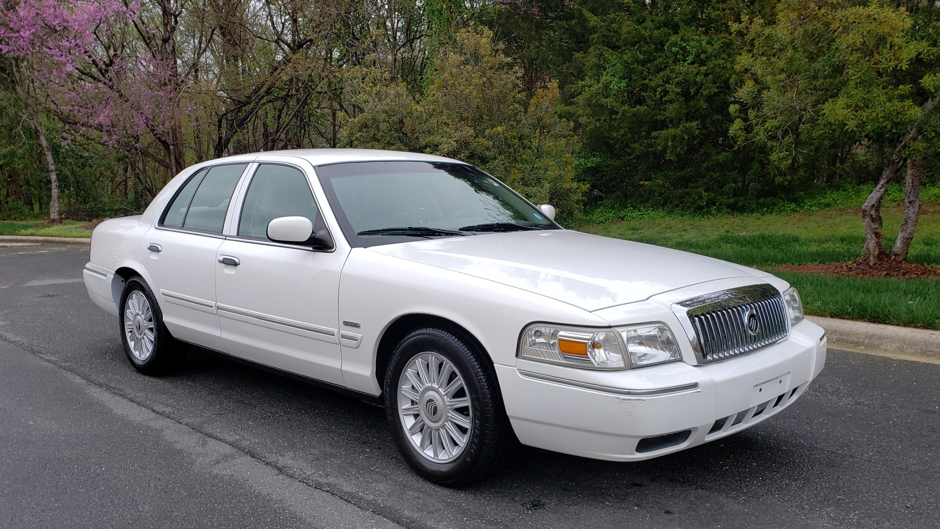 Used 2011 Mercury GRAND MARQUIS LS / 4.6L V8 / 4-SPD AUTO / KEYLESS ENTRY / LOW MILES for sale Sold at Formula Imports in Charlotte NC 28227 4
