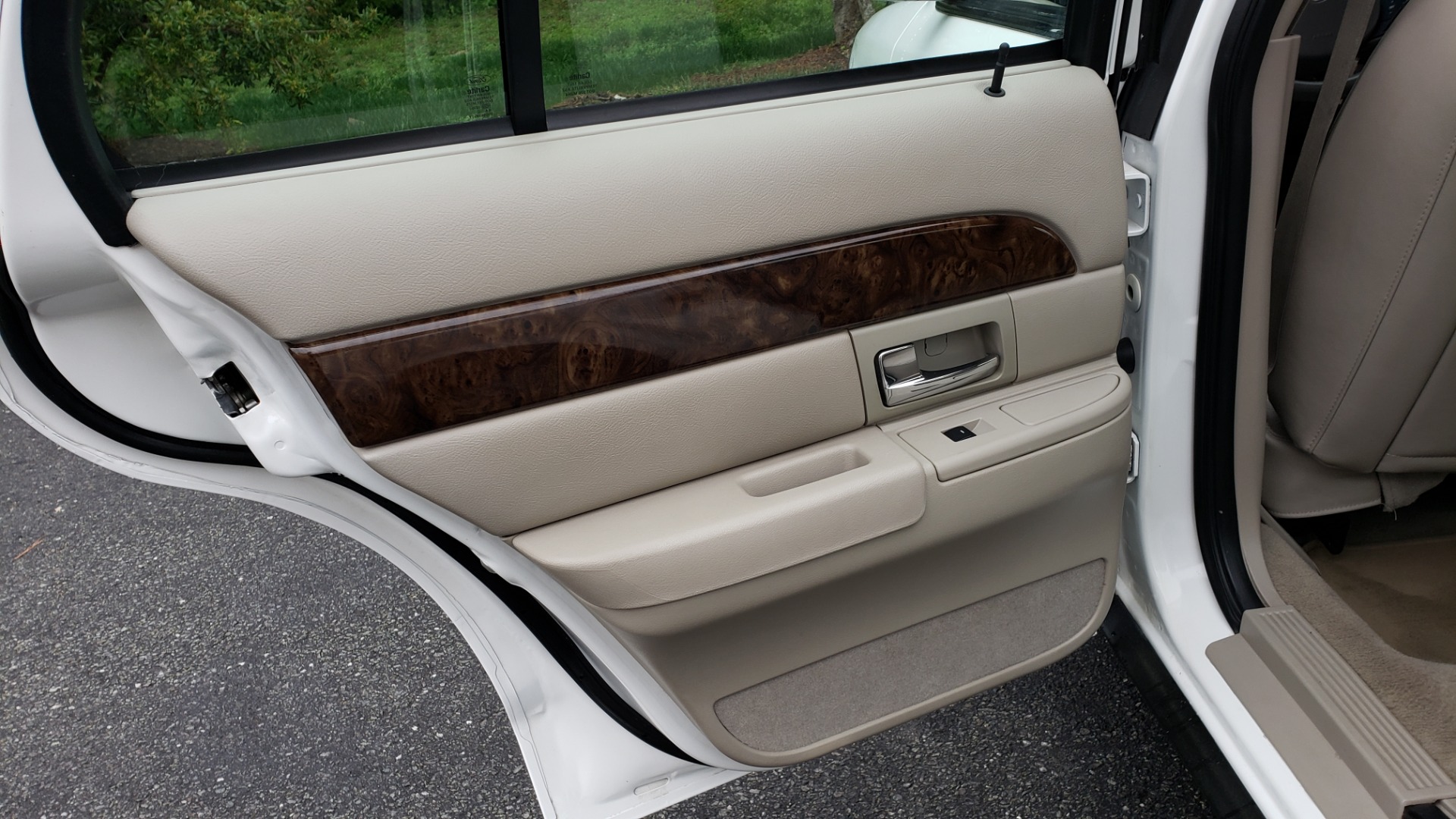 Used 2011 Mercury GRAND MARQUIS LS / 4.6L V8 / 4-SPD AUTO / KEYLESS ENTRY / LOW MILES for sale Sold at Formula Imports in Charlotte NC 28227 44