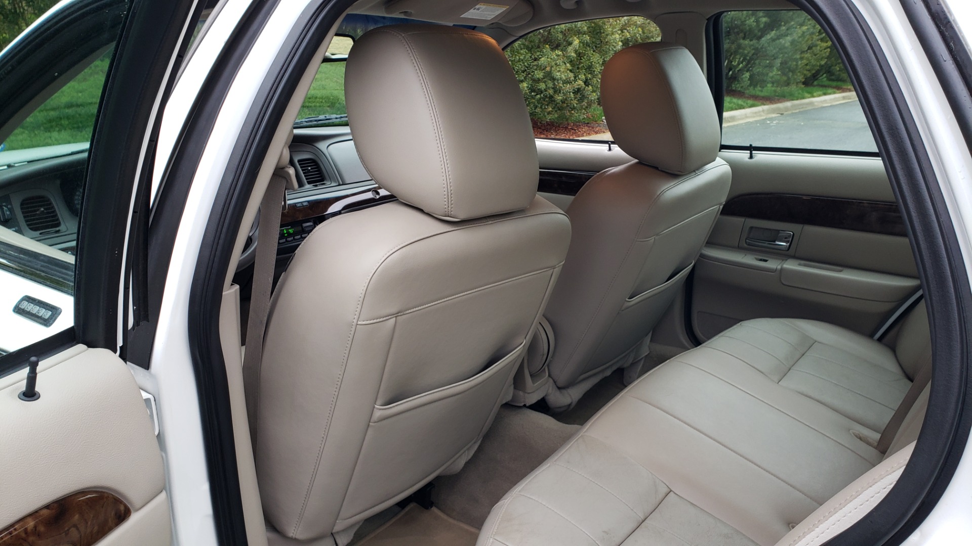 Used 2011 Mercury GRAND MARQUIS LS / 4.6L V8 / 4-SPD AUTO / KEYLESS ENTRY / LOW MILES for sale Sold at Formula Imports in Charlotte NC 28227 47