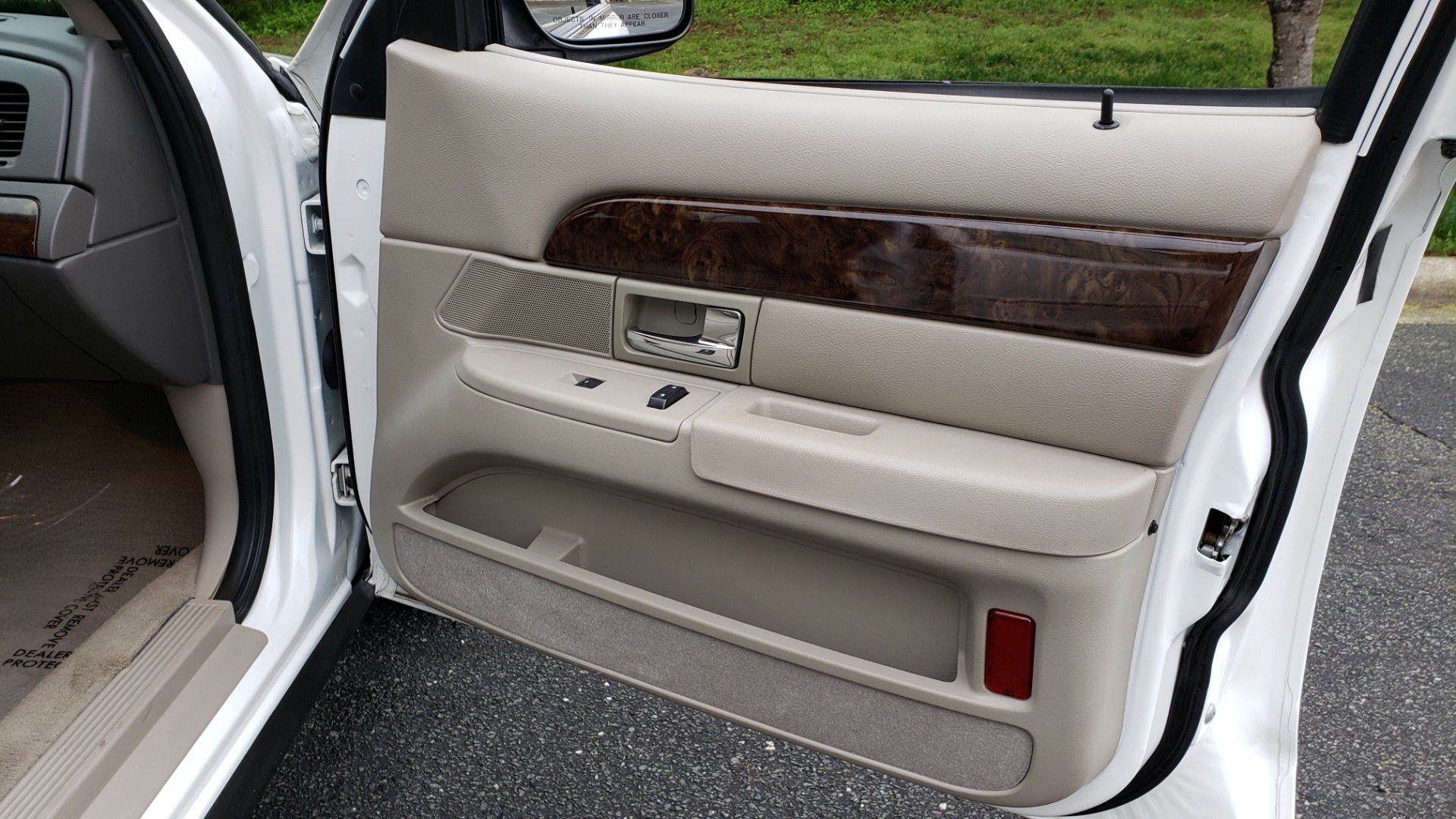 Used 2011 Mercury GRAND MARQUIS LS / 4.6L V8 / 4-SPD AUTO / KEYLESS ENTRY / LOW MILES for sale Sold at Formula Imports in Charlotte NC 28227 49