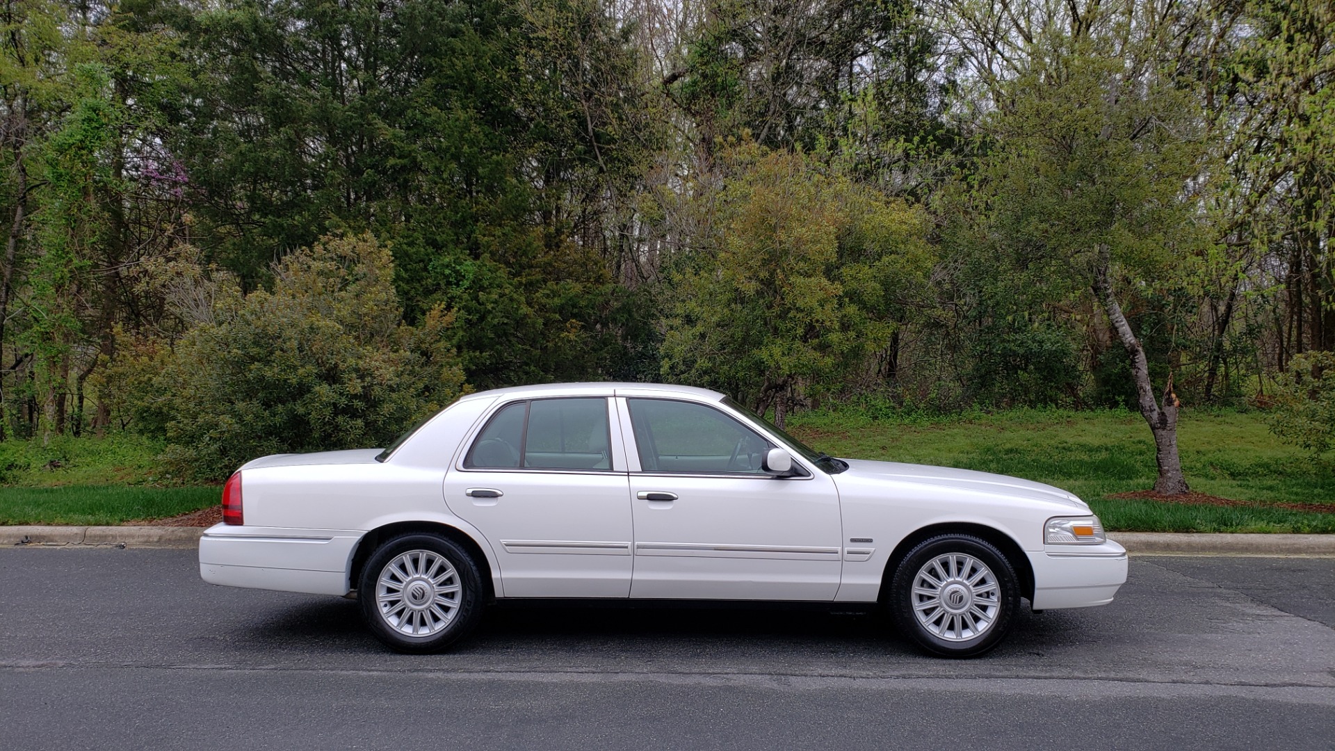 Used 2011 Mercury GRAND MARQUIS LS / 4.6L V8 / 4-SPD AUTO / KEYLESS ENTRY / LOW MILES for sale Sold at Formula Imports in Charlotte NC 28227 5