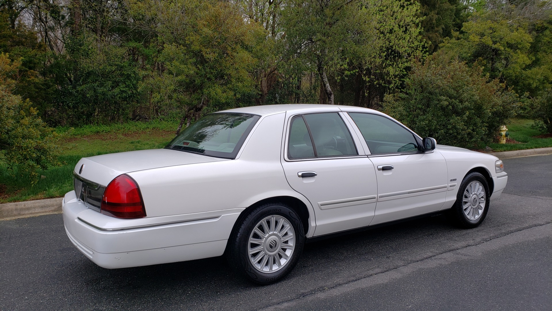 Used 2011 Mercury GRAND MARQUIS LS / 4.6L V8 / 4-SPD AUTO / KEYLESS ENTRY / LOW MILES for sale Sold at Formula Imports in Charlotte NC 28227 6
