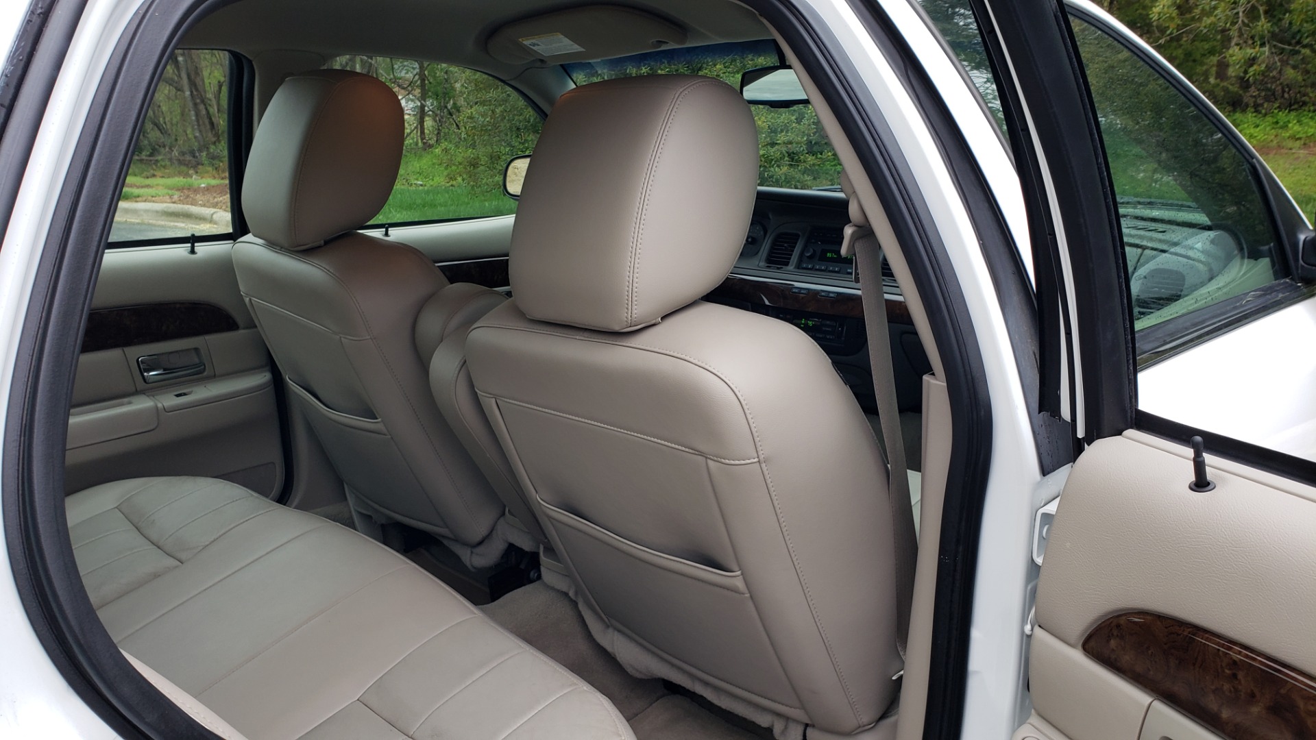 Used 2011 Mercury GRAND MARQUIS LS / 4.6L V8 / 4-SPD AUTO / KEYLESS ENTRY / LOW MILES for sale Sold at Formula Imports in Charlotte NC 28227 60