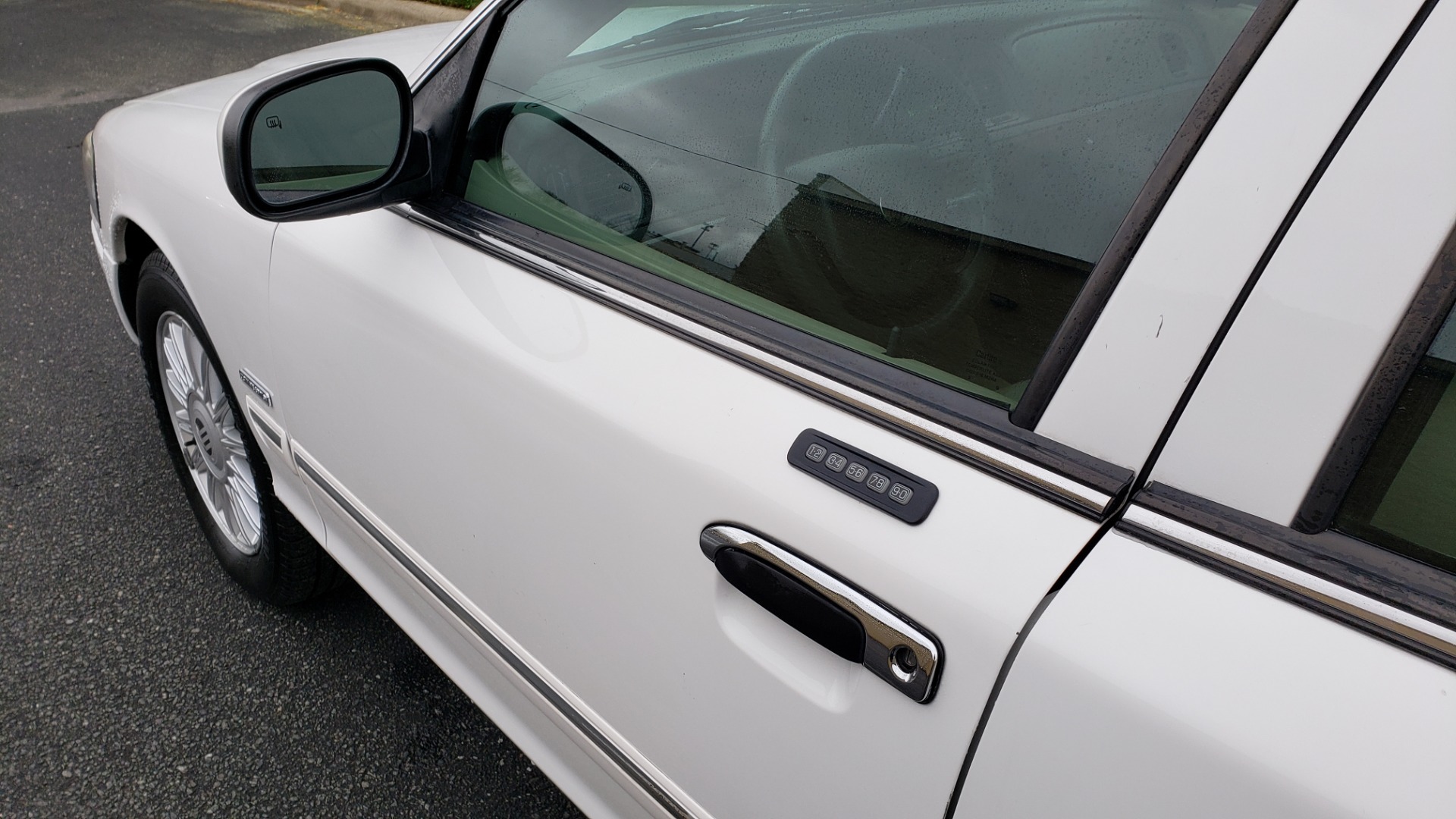 Used 2011 Mercury GRAND MARQUIS LS / 4.6L V8 / 4-SPD AUTO / KEYLESS ENTRY / LOW MILES for sale Sold at Formula Imports in Charlotte NC 28227 7