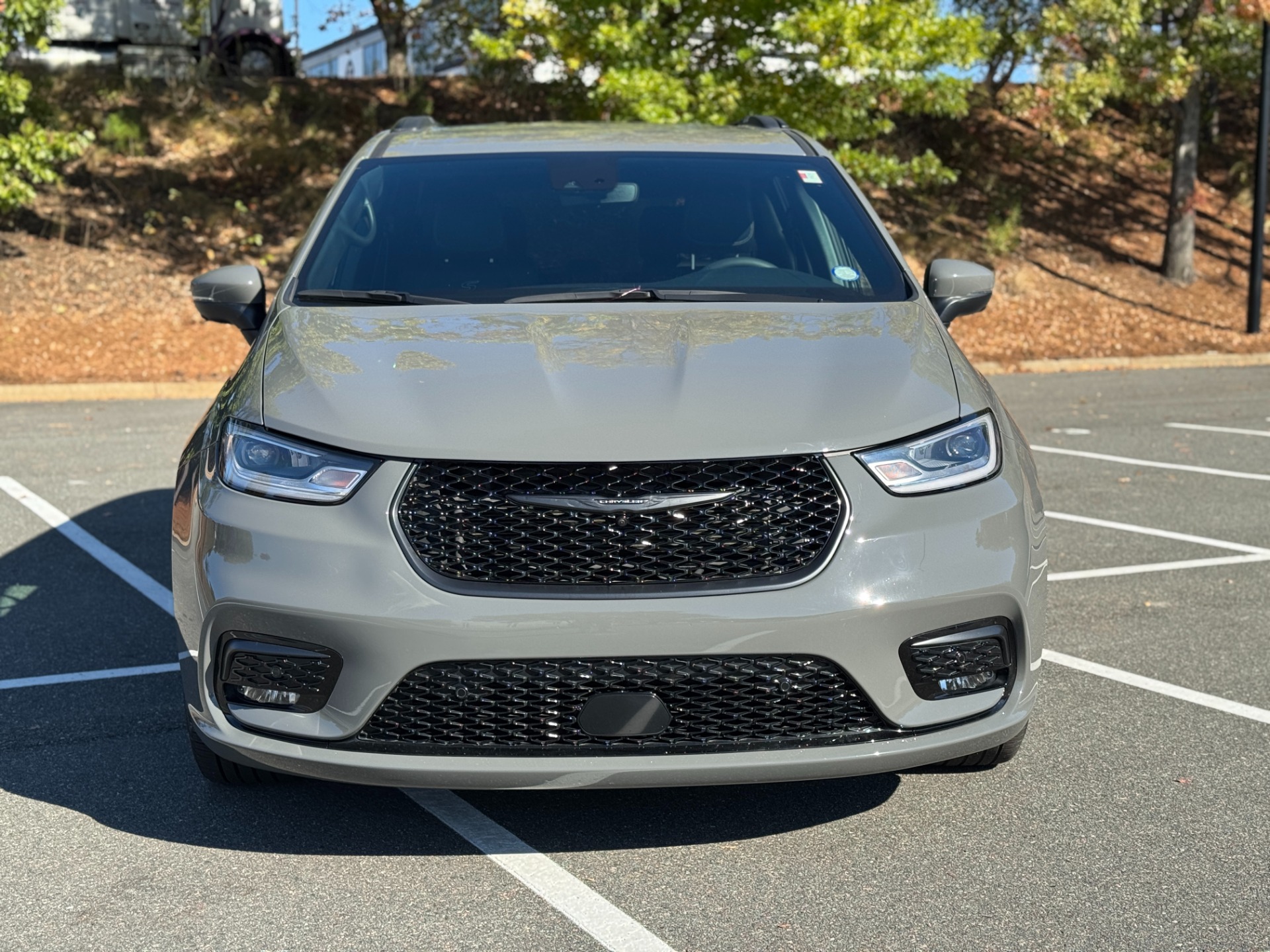 2023 Chrysler Pacifica Touring L photo 2