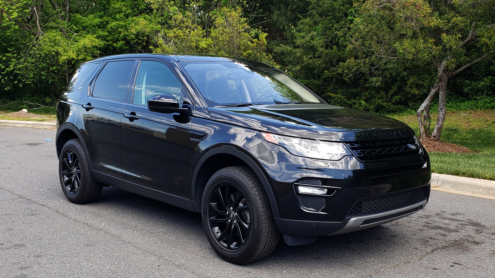 Used 2017 Land Rover DISCOVERY SPORT HSE / NAV / PANO-ROOF / REARVIEW / HTD STS / LANE DEPART for sale Sold at Formula Imports in Charlotte NC 28227 4