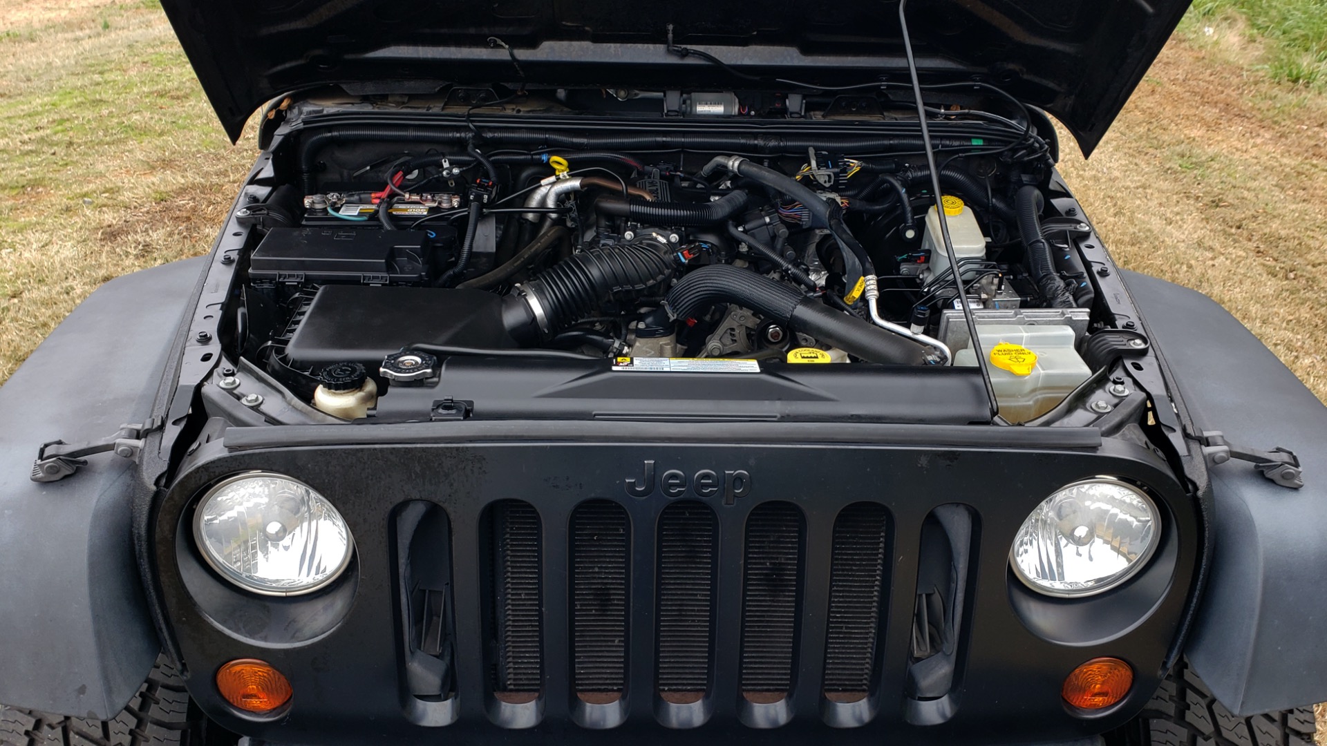 Used 2011 Jeep WRANGLER UNLIMITED / V6 / AUTO / SPORT 4X4 for sale Sold at Formula Imports in Charlotte NC 28227 32