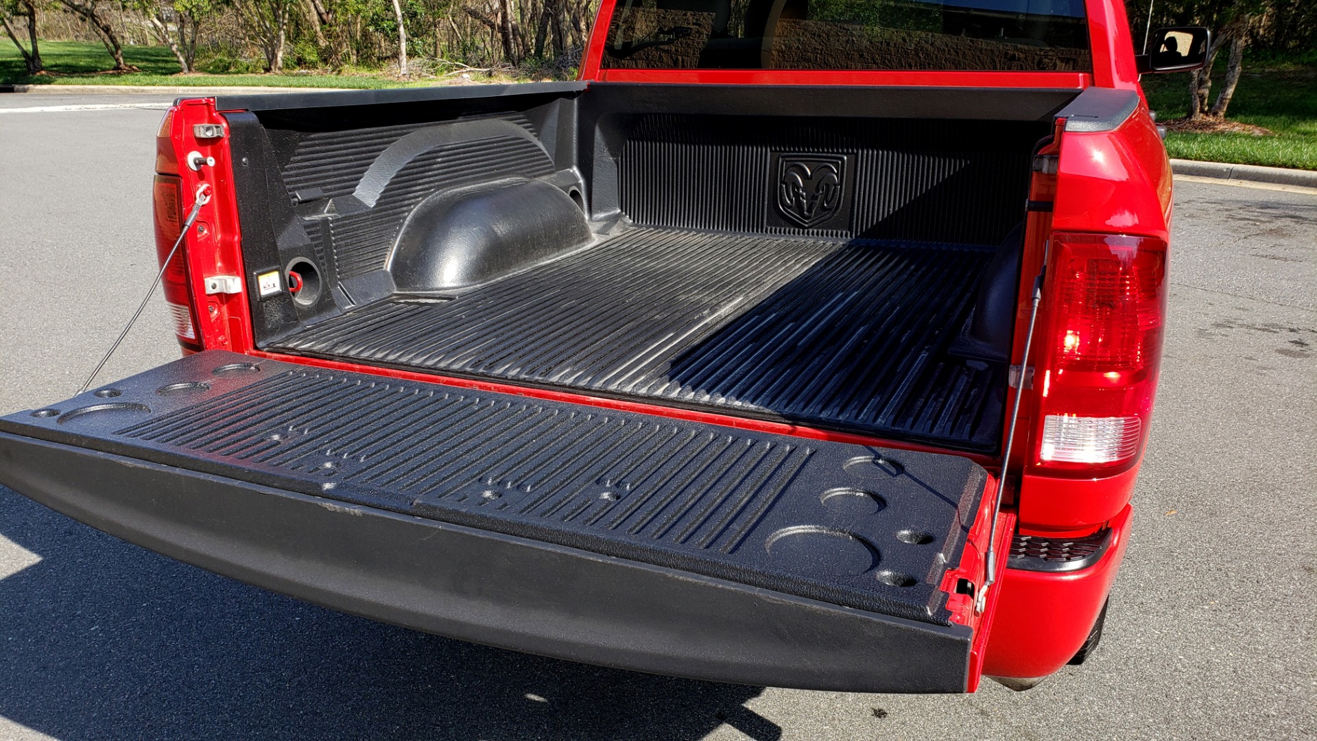 Used 2017 Ram 1500 EXPRESS CREWCAB 4X4 / 3.6L V6 / 8-SPD AUTO / BEDLINER for sale Sold at Formula Imports in Charlotte NC 28227 13