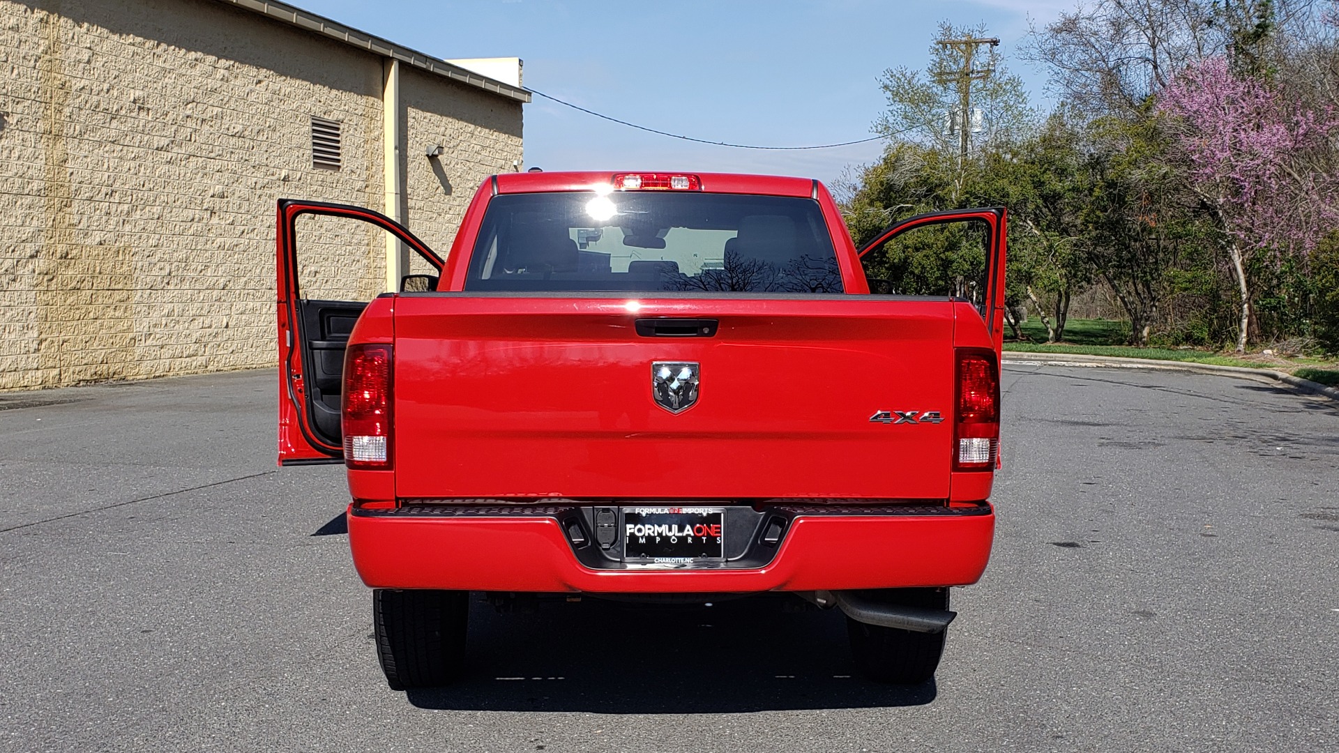 Used 2017 Ram 1500 EXPRESS CREWCAB 4X4 / 3.6L V6 / 8-SPD AUTO / BEDLINER for sale Sold at Formula Imports in Charlotte NC 28227 22