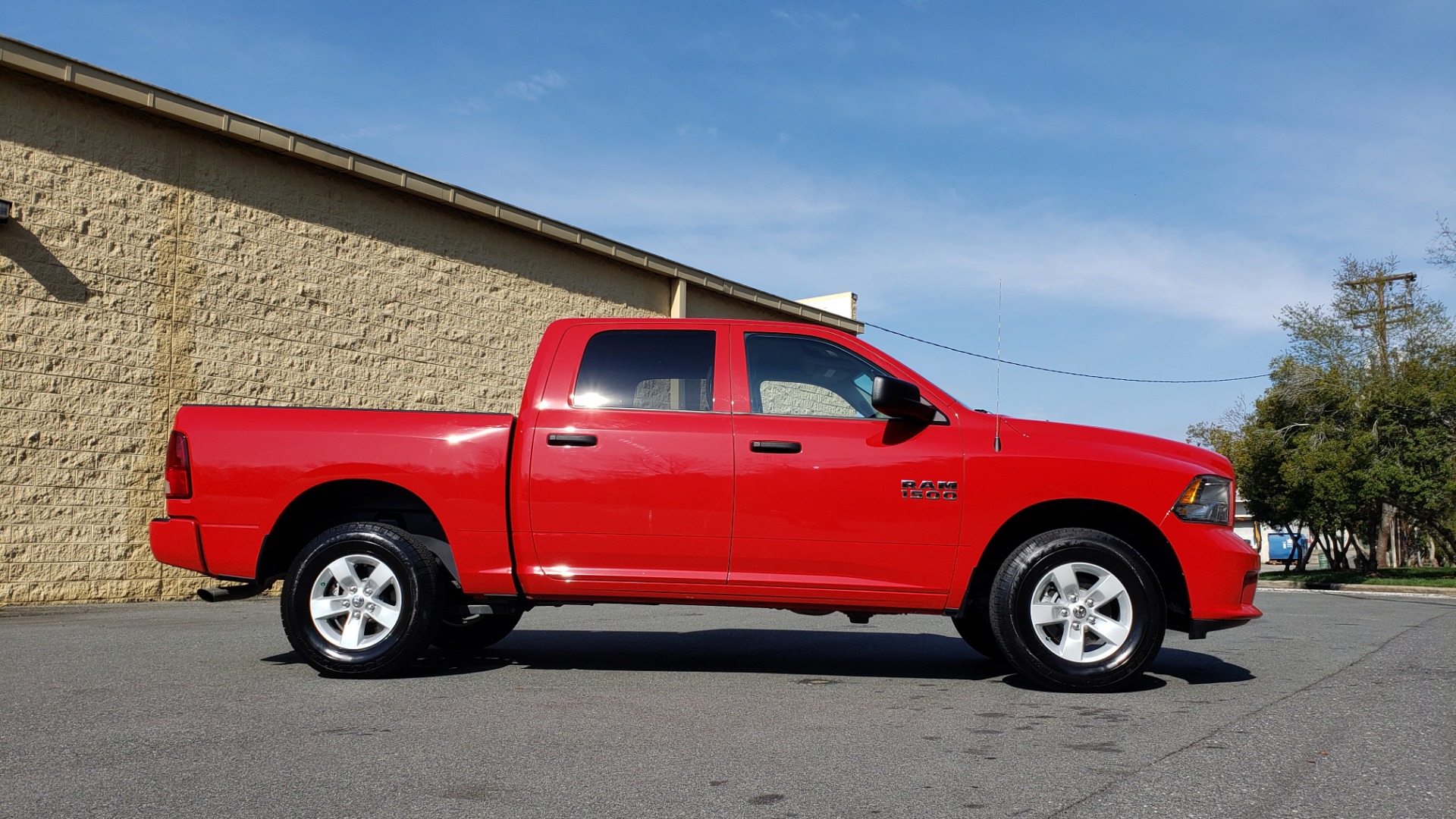 Used 2017 Ram 1500 EXPRESS CREWCAB 4X4 / 3.6L V6 / 8-SPD AUTO / BEDLINER for sale Sold at Formula Imports in Charlotte NC 28227 5