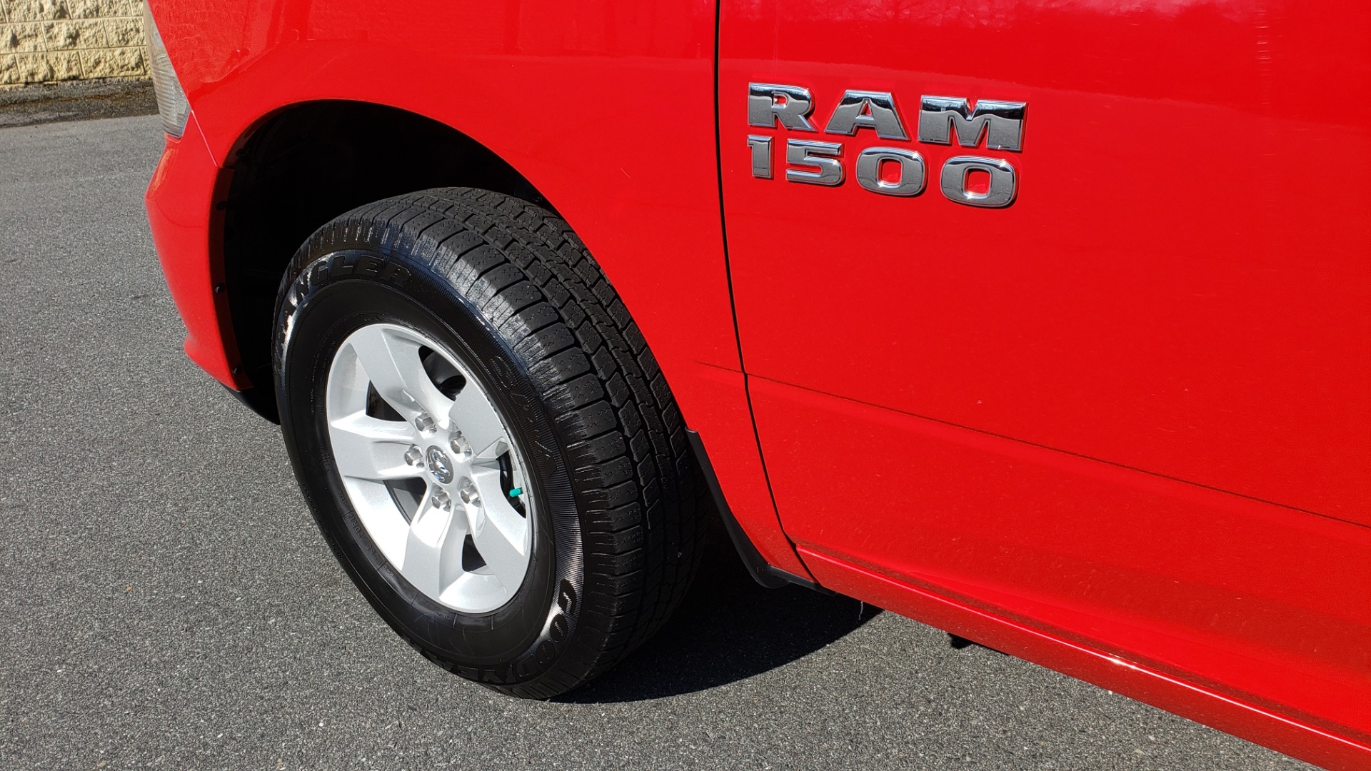 Used 2017 Ram 1500 EXPRESS CREWCAB 4X4 / 3.6L V6 / 8-SPD AUTO / BEDLINER for sale Sold at Formula Imports in Charlotte NC 28227 71