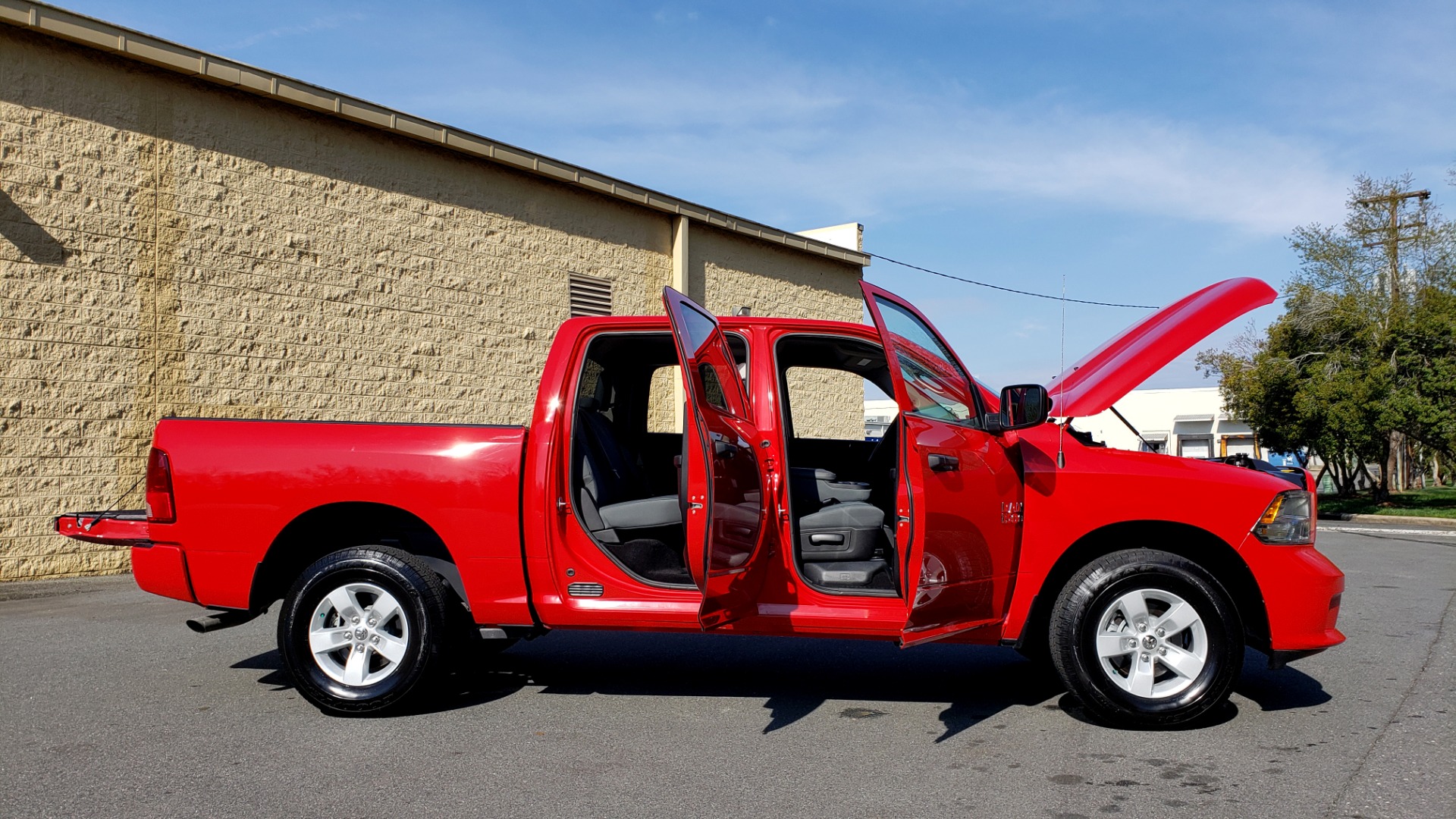 Used 2017 Ram 1500 EXPRESS CREWCAB 4X4 / 3.6L V6 / 8-SPD AUTO / BEDLINER for sale Sold at Formula Imports in Charlotte NC 28227 8