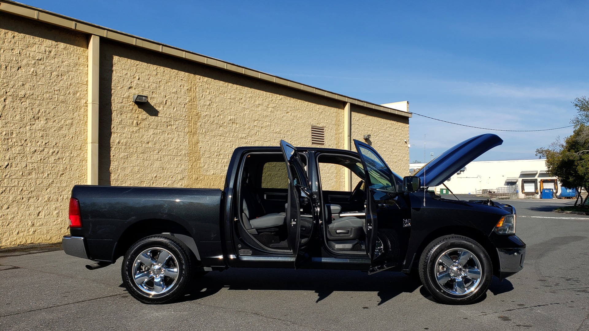 Used 2017 Ram 1500 BIG HORN CREW CAB 4X4 / 3.6L V6 / 8-SPD AUTO / WIFI HOTSPOT for sale Sold at Formula Imports in Charlotte NC 28227 9