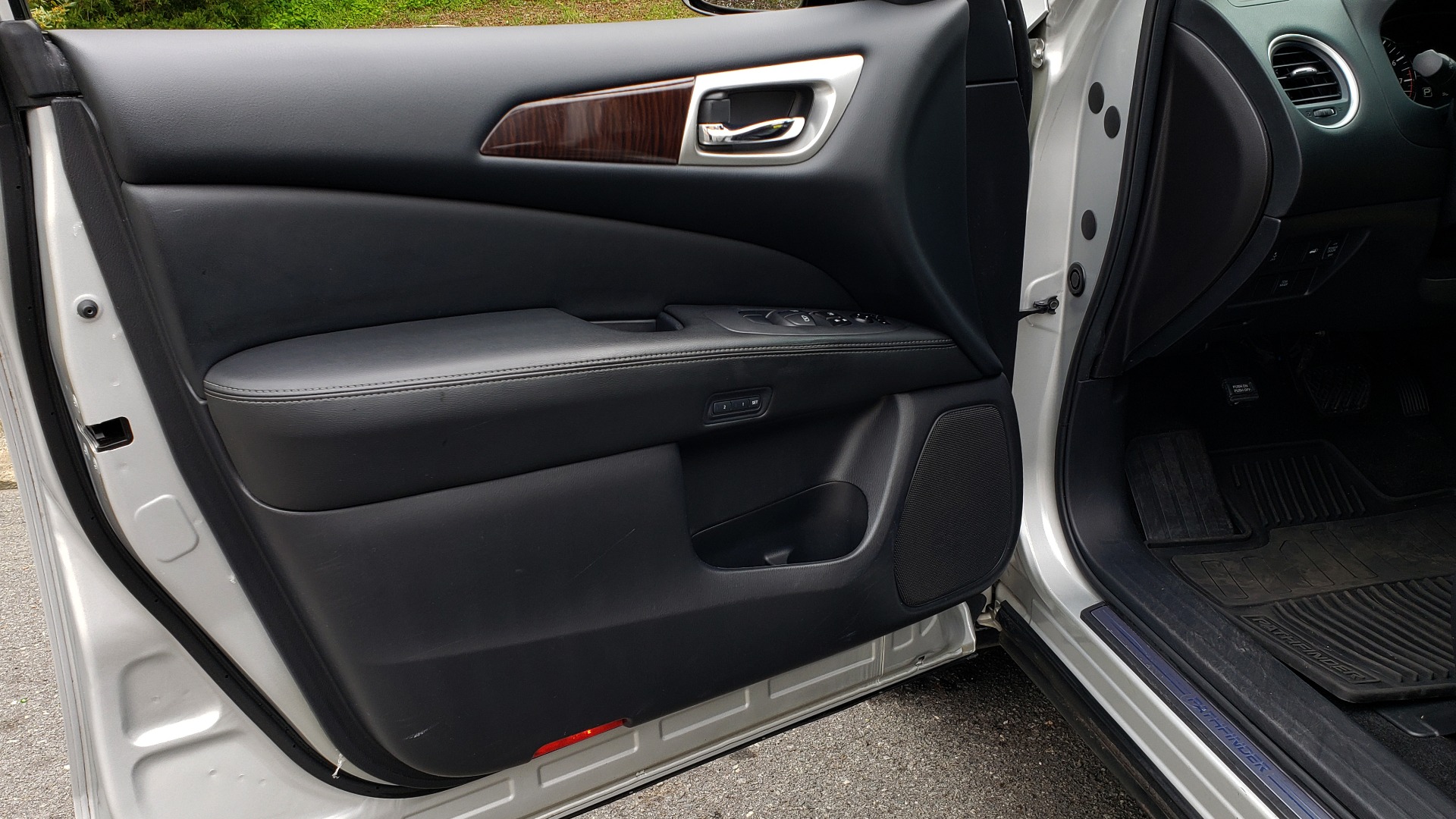Used 2014 Nissan PATHFINDER SL TECH PKG / 4WD / NAV / SUNROOF / REARVIEW / 3-ROW for sale Sold at Formula Imports in Charlotte NC 28227 37