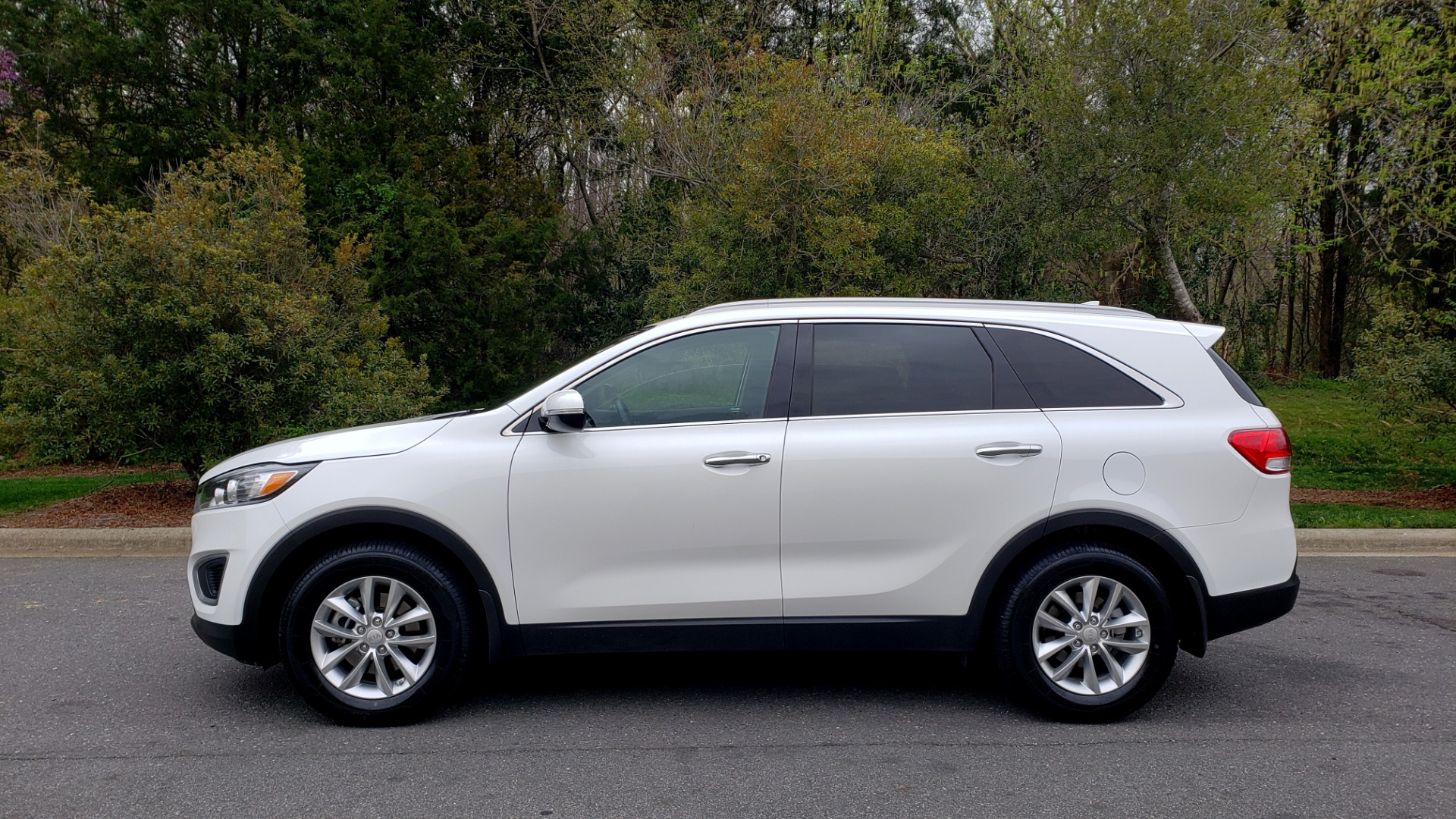 Used 2017 Kia SORENTO LX CONV PKG / FWD / ADVANCED TECH / 3-ROW for sale Sold at Formula Imports in Charlotte NC 28227 2