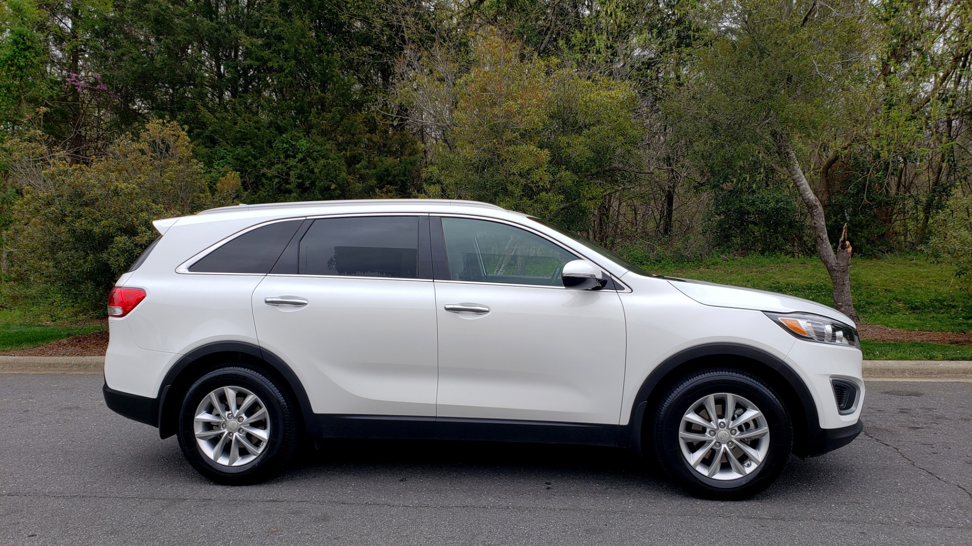 Used 2017 Kia SORENTO LX CONV PKG / FWD / ADVANCED TECH / 3-ROW for sale Sold at Formula Imports in Charlotte NC 28227 5