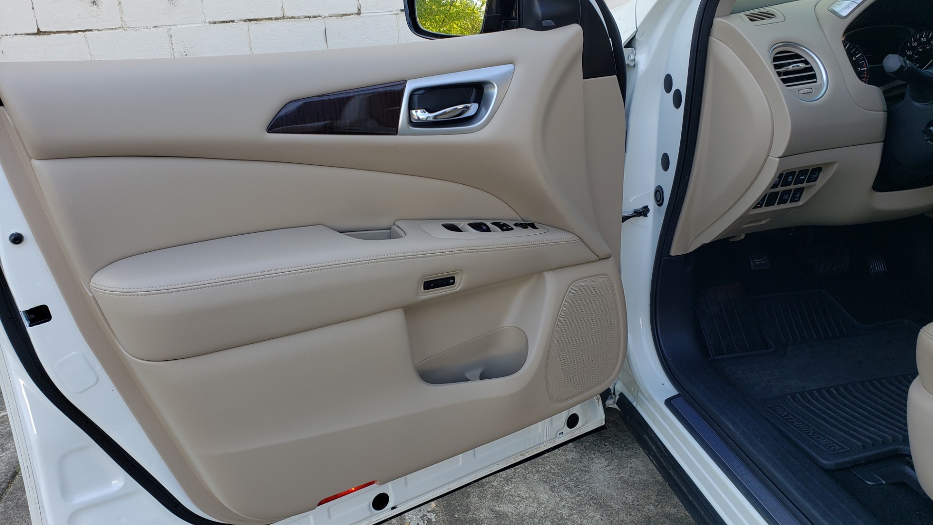Used 2016 Nissan PATHFINDER PLATINUM 2WD / NAV / SUNROOF / REARVIEW / 3-ROW for sale Sold at Formula Imports in Charlotte NC 28227 39