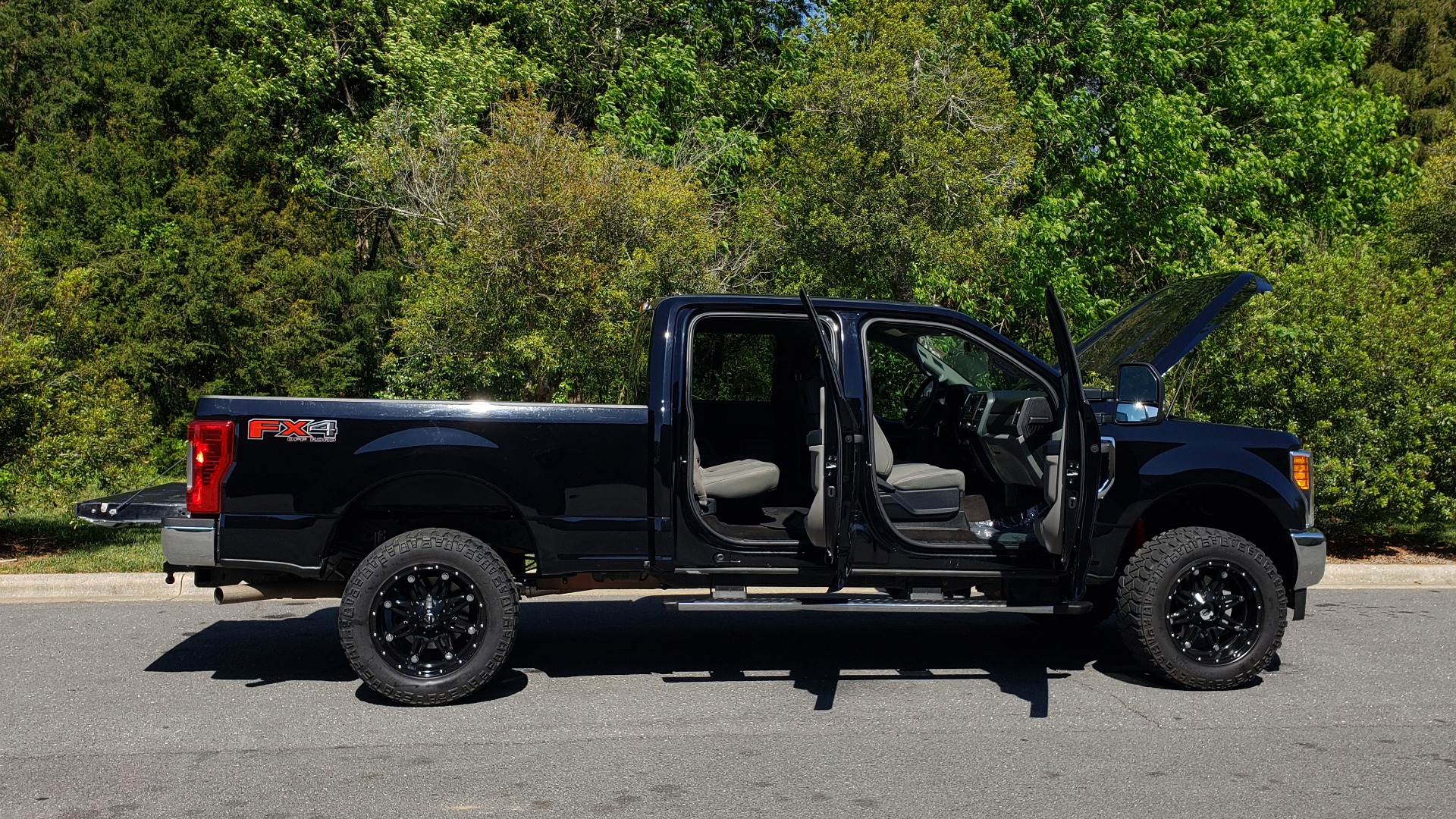 Used 2017 Ford SUPERDUTY F-250 SRW XL 4X4 / 160 WB / 6.2L EFI V8 / 6-SPD AUTO / 6'8 BED for sale Sold at Formula Imports in Charlotte NC 28227 12