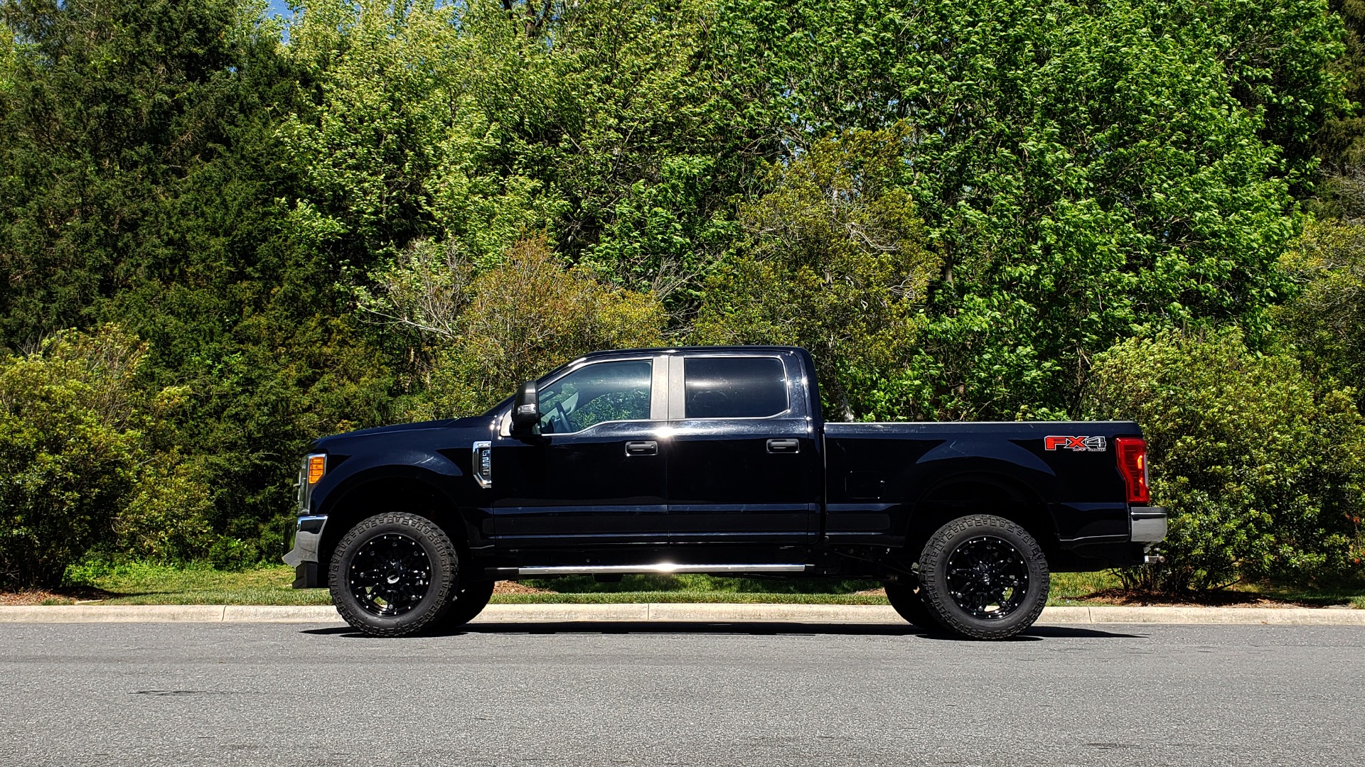Used 2017 Ford SUPERDUTY F-250 SRW XL 4X4 / 160 WB / 6.2L EFI V8 / 6-SPD AUTO / 6'8 BED for sale Sold at Formula Imports in Charlotte NC 28227 2
