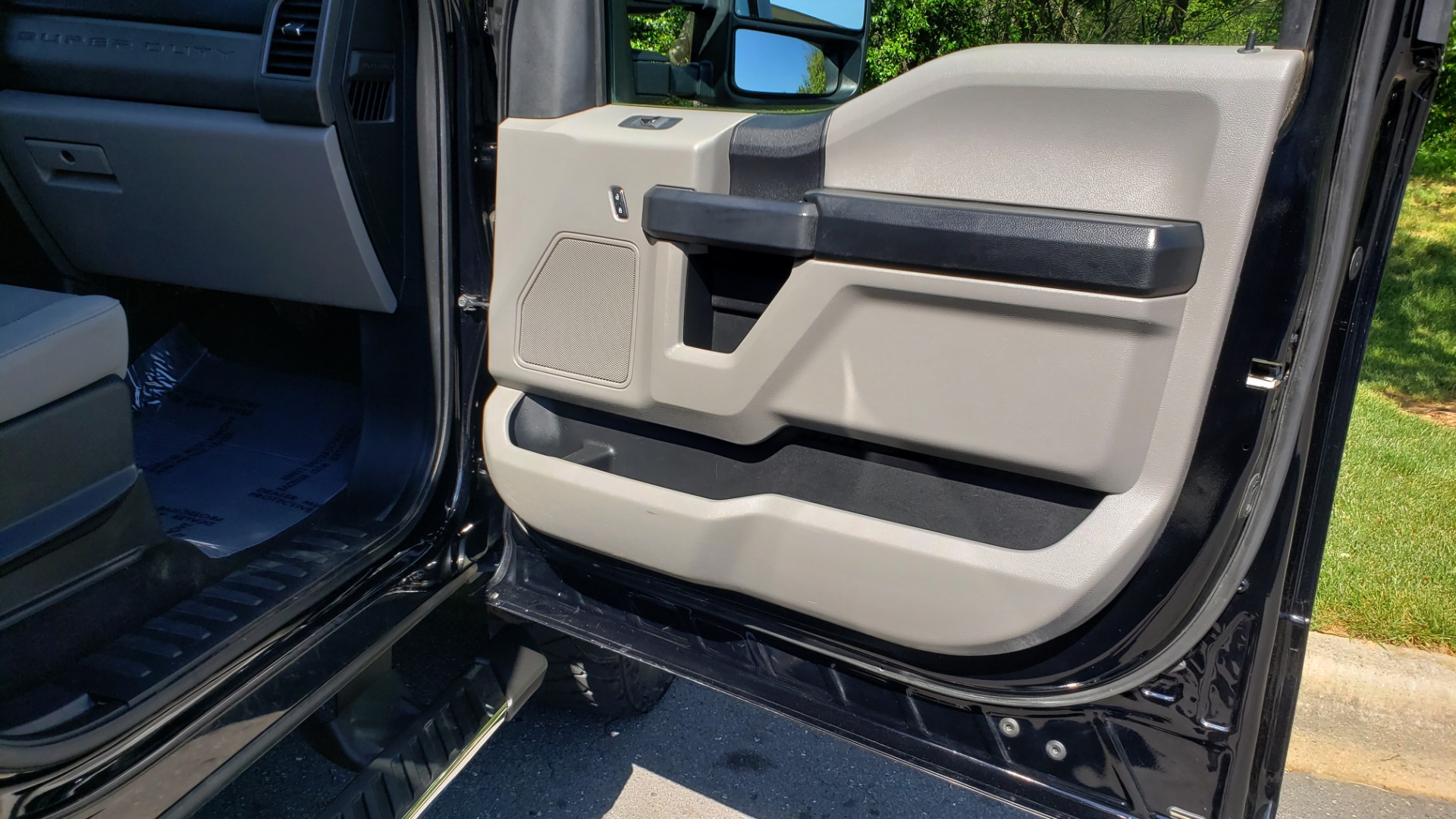 Used 2017 Ford SUPERDUTY F-250 SRW XL 4X4 / 160 WB / 6.2L EFI V8 / 6-SPD AUTO / 6'8 BED for sale Sold at Formula Imports in Charlotte NC 28227 26