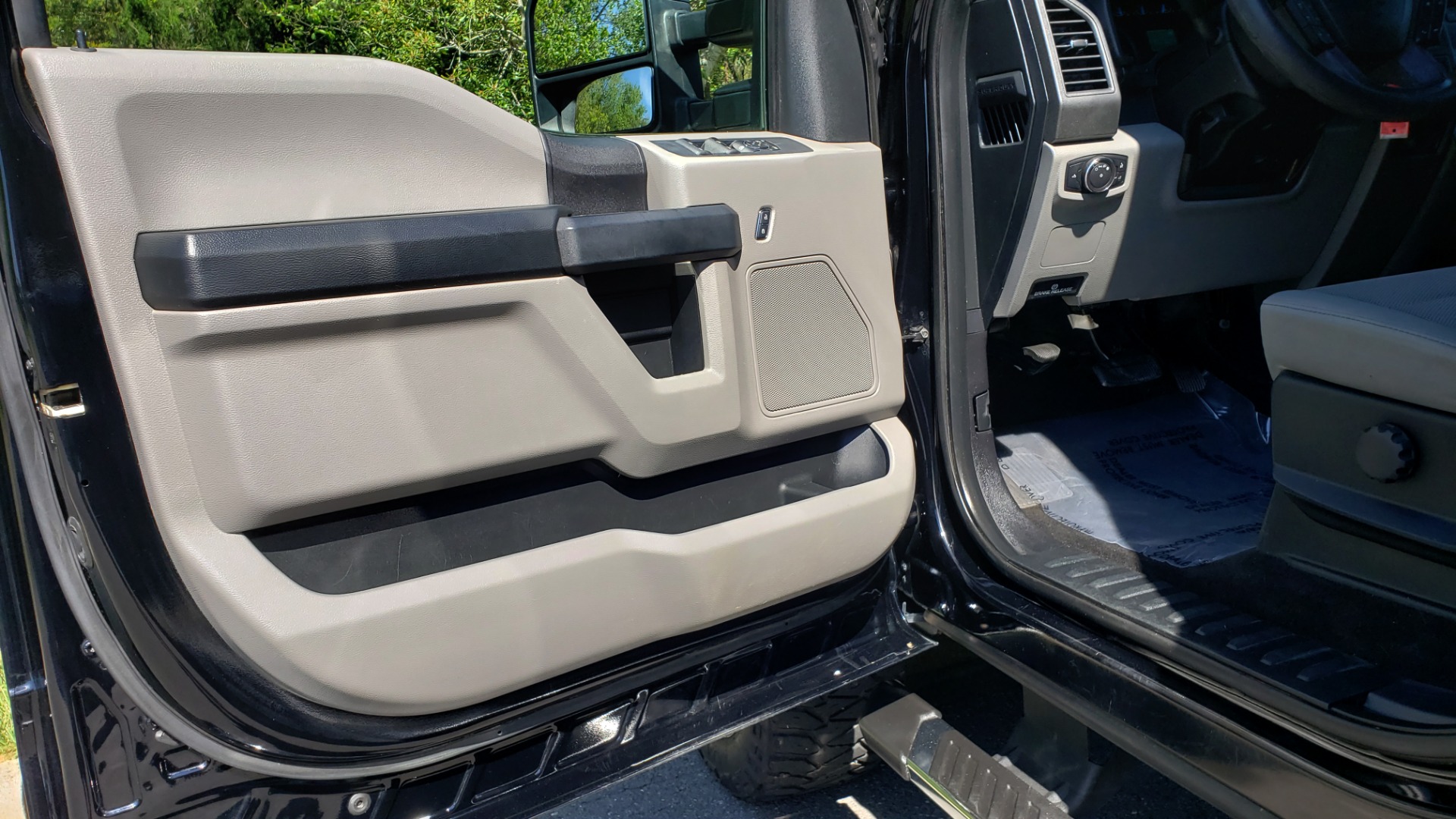 Used 2017 Ford SUPERDUTY F-250 SRW XL 4X4 / 160 WB / 6.2L EFI V8 / 6-SPD AUTO / 6'8 BED for sale Sold at Formula Imports in Charlotte NC 28227 27