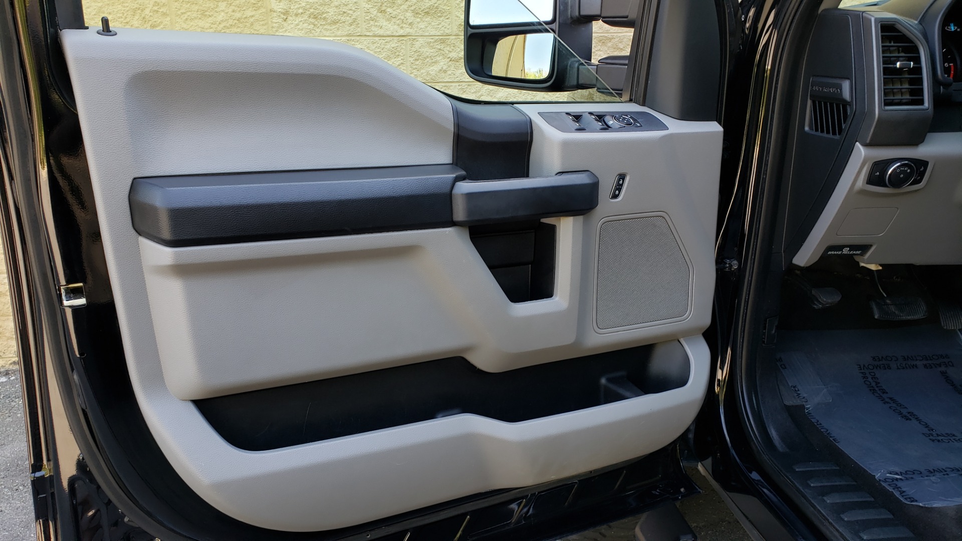 Used 2017 Ford SUPERDUTY F-250 SRW XL 4X4 / 160 WB / 6.2L EFI V8 / 6-SPD AUTO / 6'8 BED for sale Sold at Formula Imports in Charlotte NC 28227 38