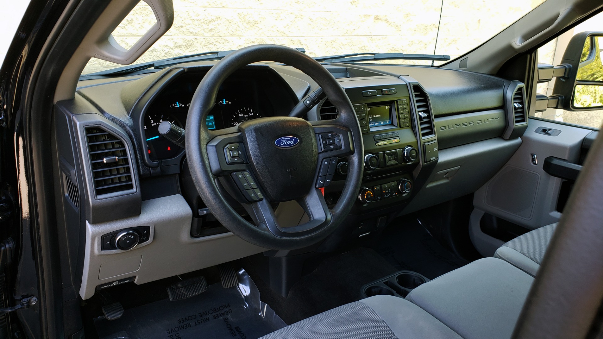 Used 2017 Ford SUPERDUTY F-250 SRW XL 4X4 / 160 WB / 6.2L EFI V8 / 6-SPD AUTO / 6'8 BED for sale Sold at Formula Imports in Charlotte NC 28227 42