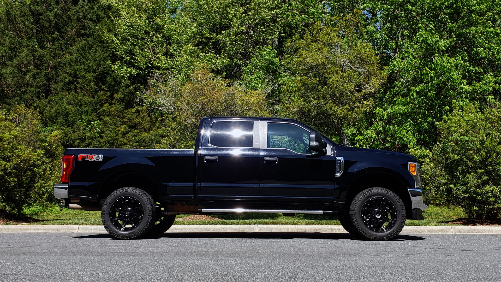Used 2017 Ford SUPERDUTY F-250 SRW XL 4X4 / 160 WB / 6.2L EFI V8 / 6-SPD AUTO / 6'8 BED for sale Sold at Formula Imports in Charlotte NC 28227 5