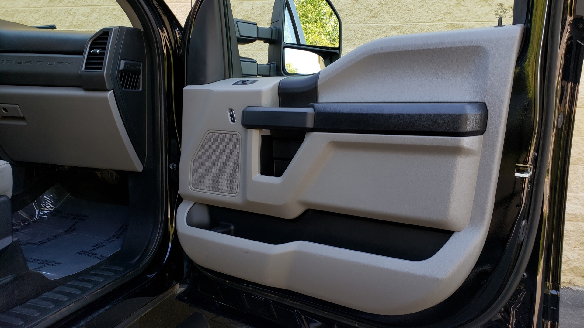 Used 2017 Ford SUPERDUTY F-250 SRW XL 4X4 / 160 WB / 6.2L EFI V8 / 6-SPD AUTO / 6'8 BED for sale Sold at Formula Imports in Charlotte NC 28227 70