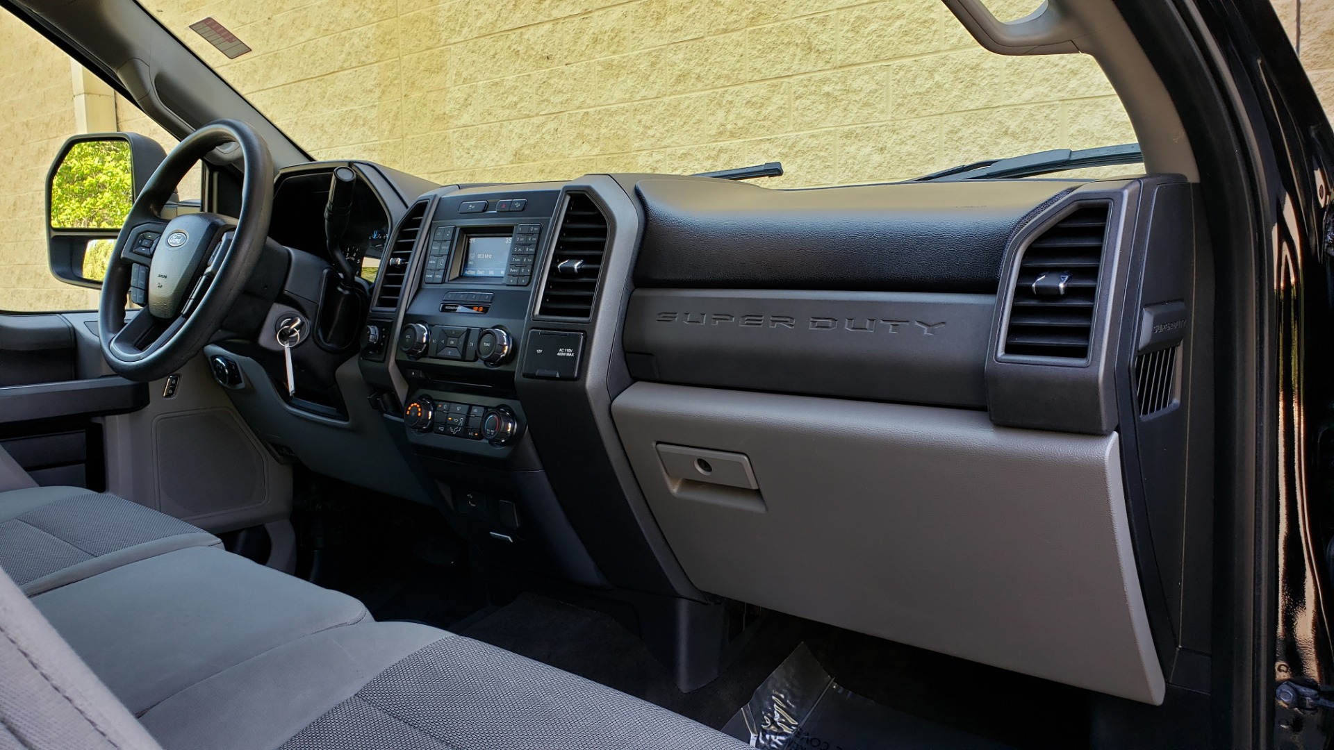 Used 2017 Ford SUPERDUTY F-250 SRW XL 4X4 / 160 WB / 6.2L EFI V8 / 6-SPD AUTO / 6'8 BED for sale Sold at Formula Imports in Charlotte NC 28227 74