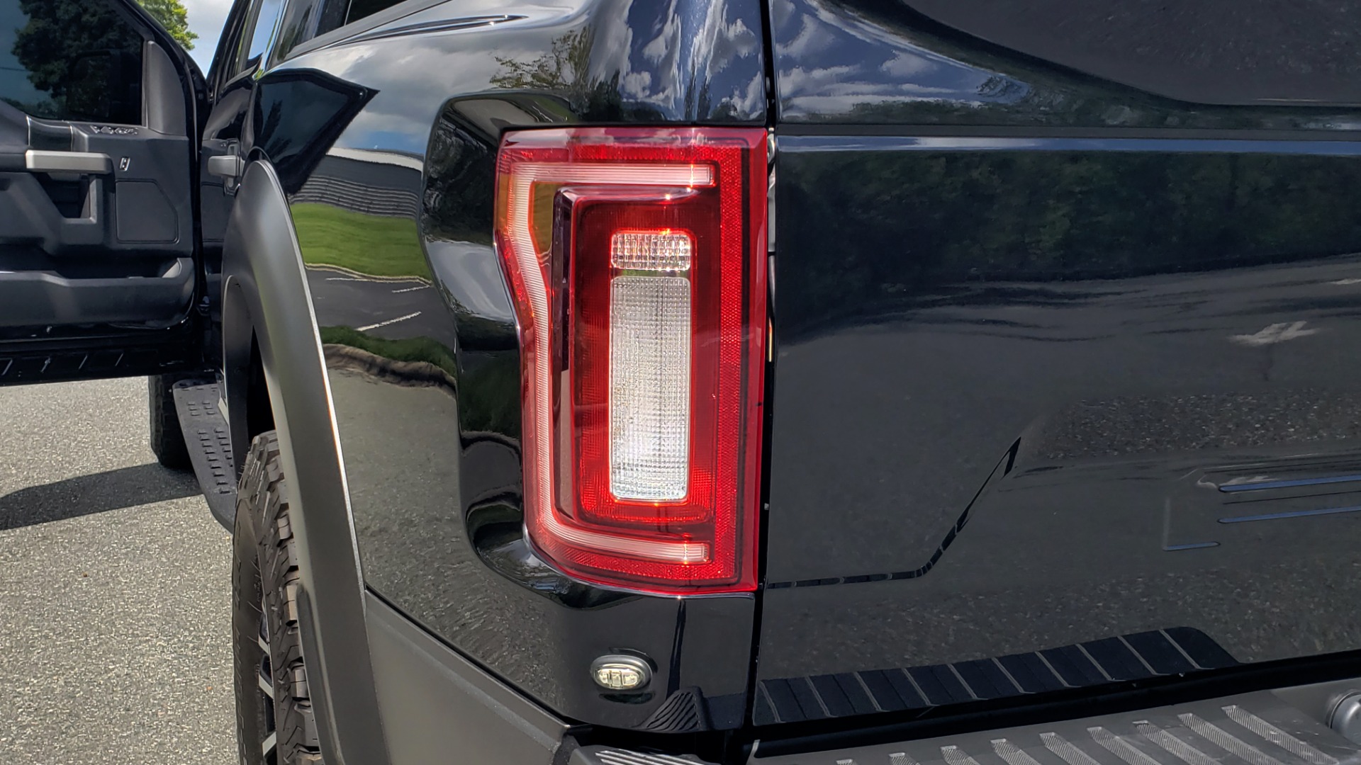 Used 2019 Ford F-150 RAPTOR CREW CAB 4X4 5.5' BOX / REMOTE START / TAILGATE STEP for sale Sold at Formula Imports in Charlotte NC 28227 16