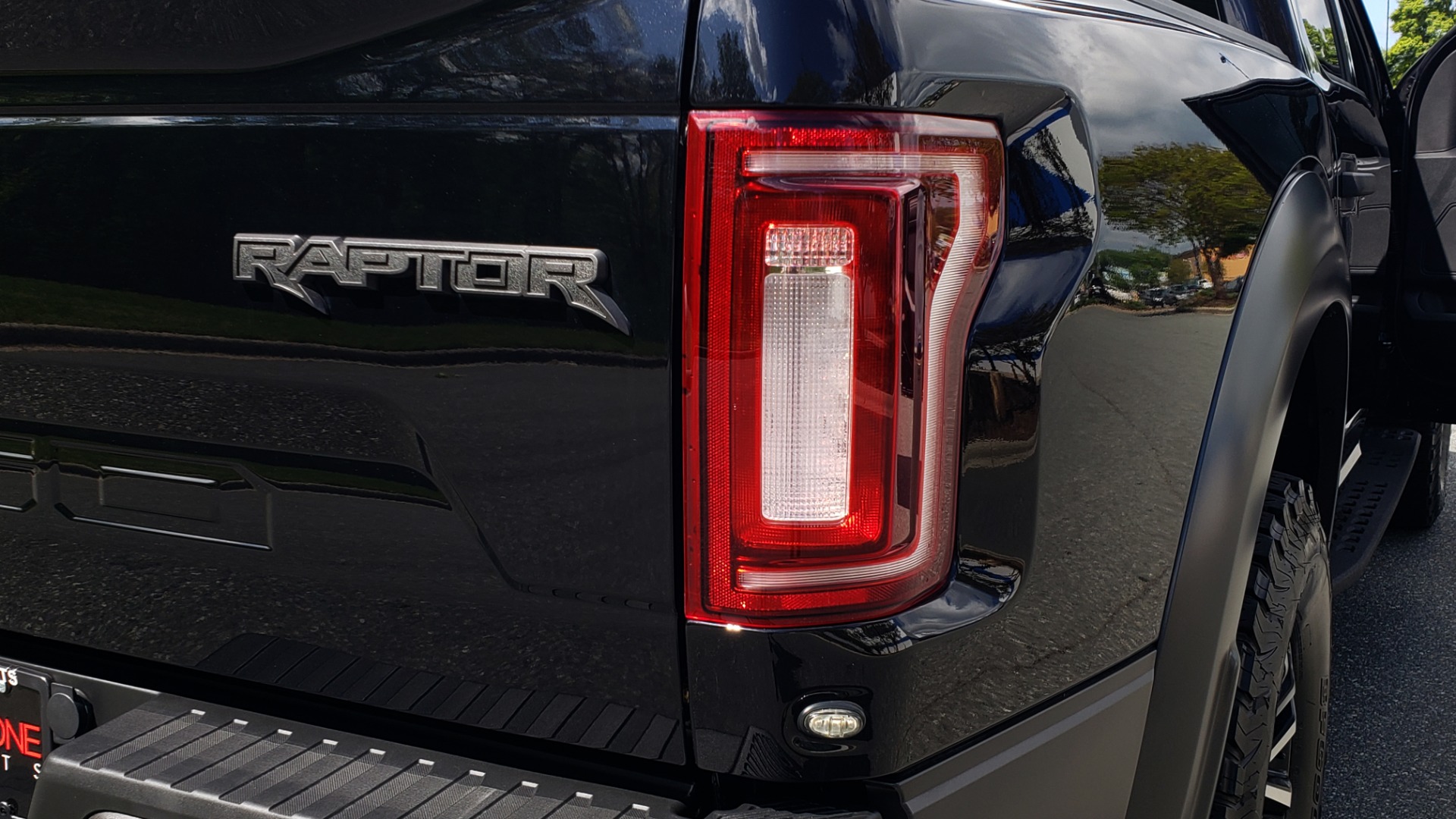 Used 2019 Ford F-150 RAPTOR CREW CAB 4X4 5.5' BOX / REMOTE START / TAILGATE STEP for sale Sold at Formula Imports in Charlotte NC 28227 17