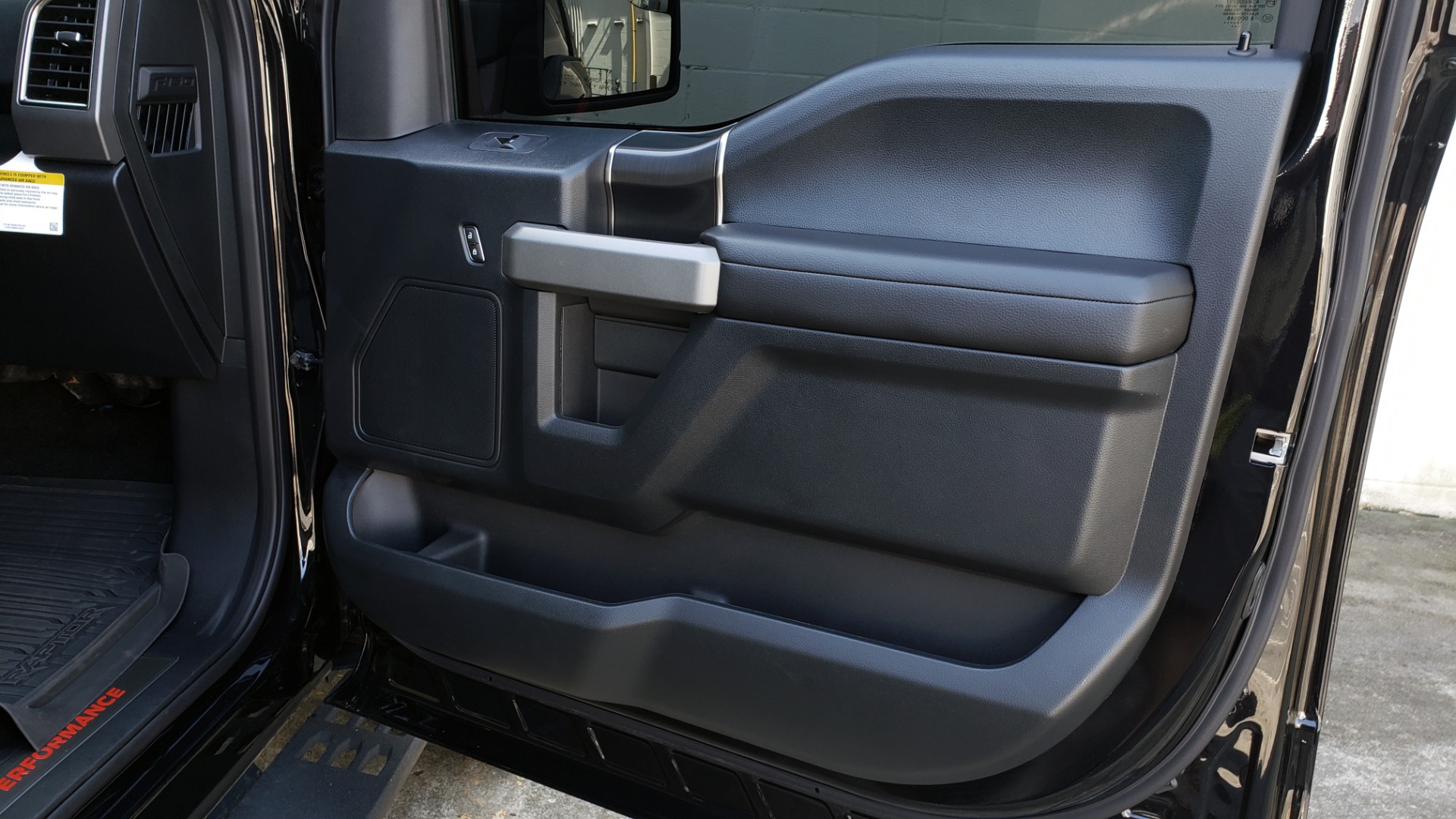 Used 2019 Ford F-150 RAPTOR CREW CAB 4X4 5.5' BOX / REMOTE START / TAILGATE STEP for sale Sold at Formula Imports in Charlotte NC 28227 63