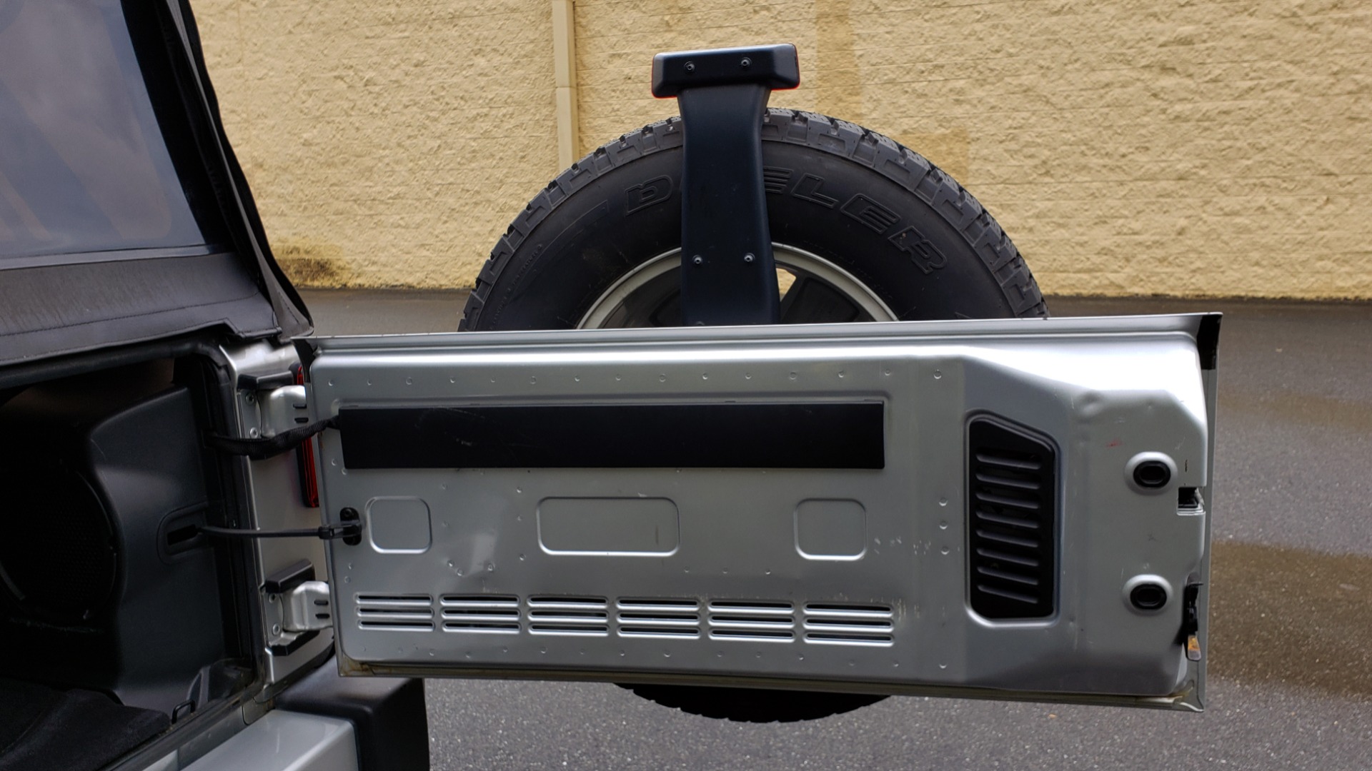 Used 2011 Jeep WRANGLER UNLIMITED SAHARA 4WD / 3-PC FREEDOM TOP / 6-SPD MANUAL for sale Sold at Formula Imports in Charlotte NC 28227 20