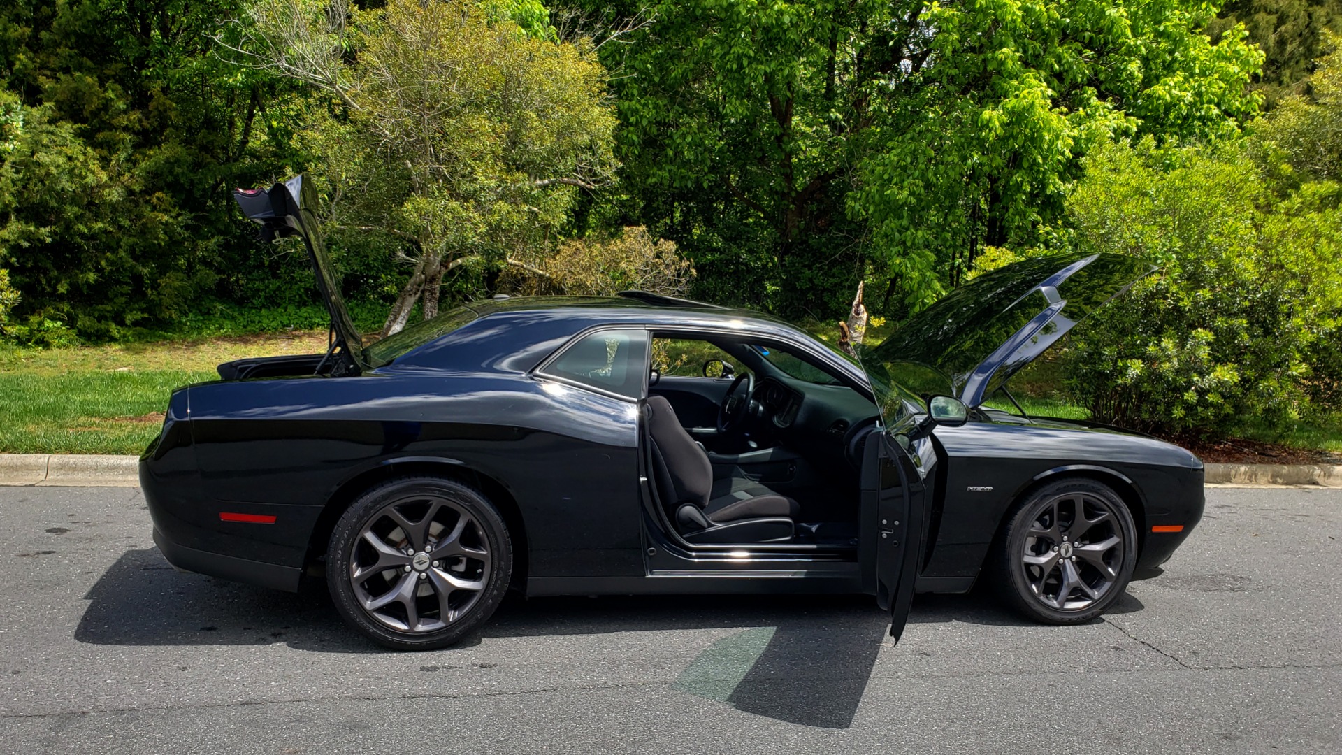Used 2017 Dodge CHALLENGER R/T / 5.7L HEMI V8 / 8-SPD AUTO / SUNROOF / REARVIEW for sale Sold at Formula Imports in Charlotte NC 28227 14
