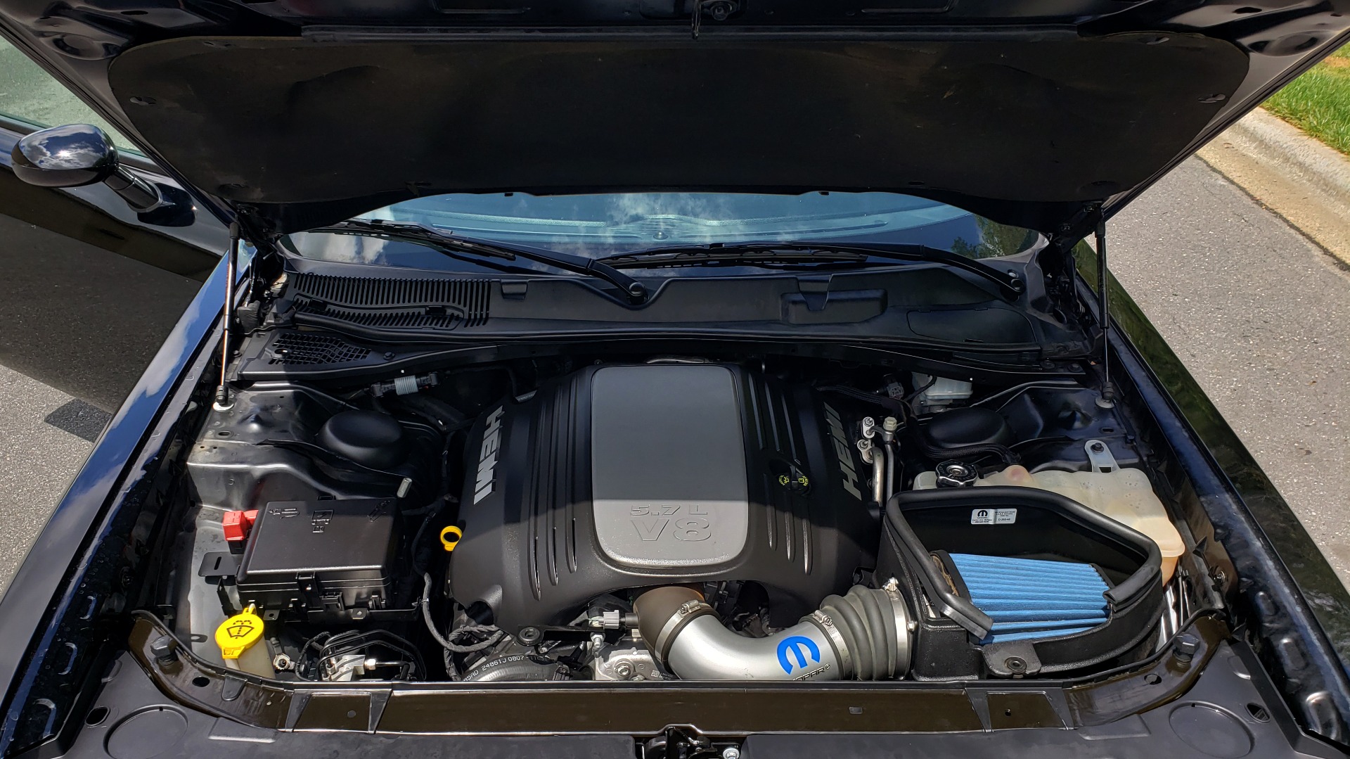 Used 2017 Dodge CHALLENGER R/T / 5.7L HEMI V8 / 8-SPD AUTO / SUNROOF / REARVIEW for sale Sold at Formula Imports in Charlotte NC 28227 15