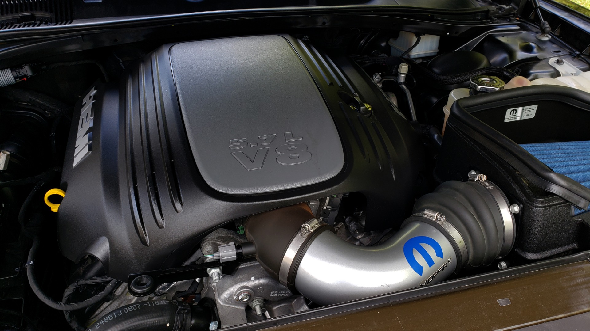Used 2017 Dodge CHALLENGER R/T / 5.7L HEMI V8 / 8-SPD AUTO / SUNROOF / REARVIEW for sale Sold at Formula Imports in Charlotte NC 28227 16