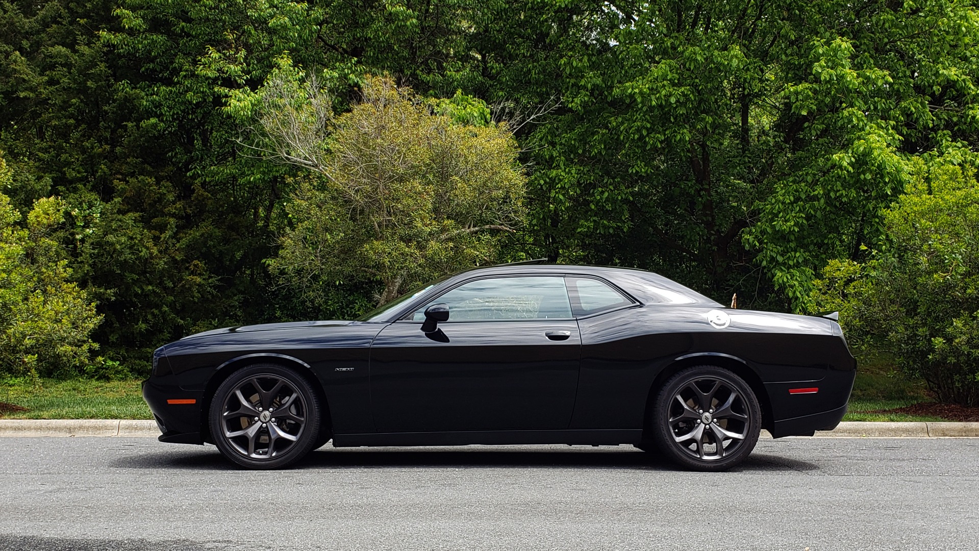 Used 2017 Dodge CHALLENGER R/T / 5.7L HEMI V8 / 8-SPD AUTO / SUNROOF / REARVIEW for sale Sold at Formula Imports in Charlotte NC 28227 2