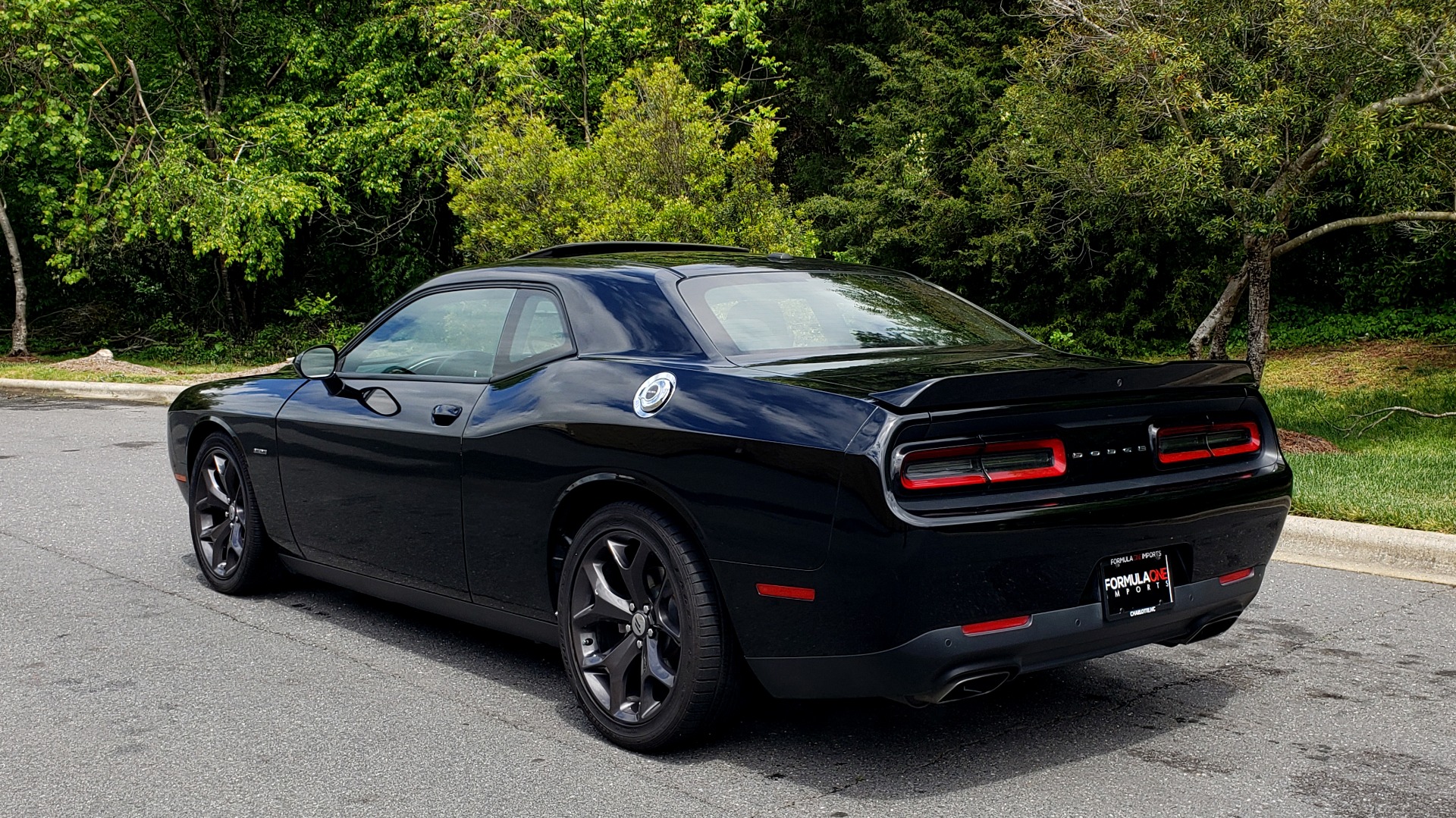 Used 2017 Dodge CHALLENGER R/T / 5.7L HEMI V8 / 8-SPD AUTO / SUNROOF / REARVIEW for sale Sold at Formula Imports in Charlotte NC 28227 3