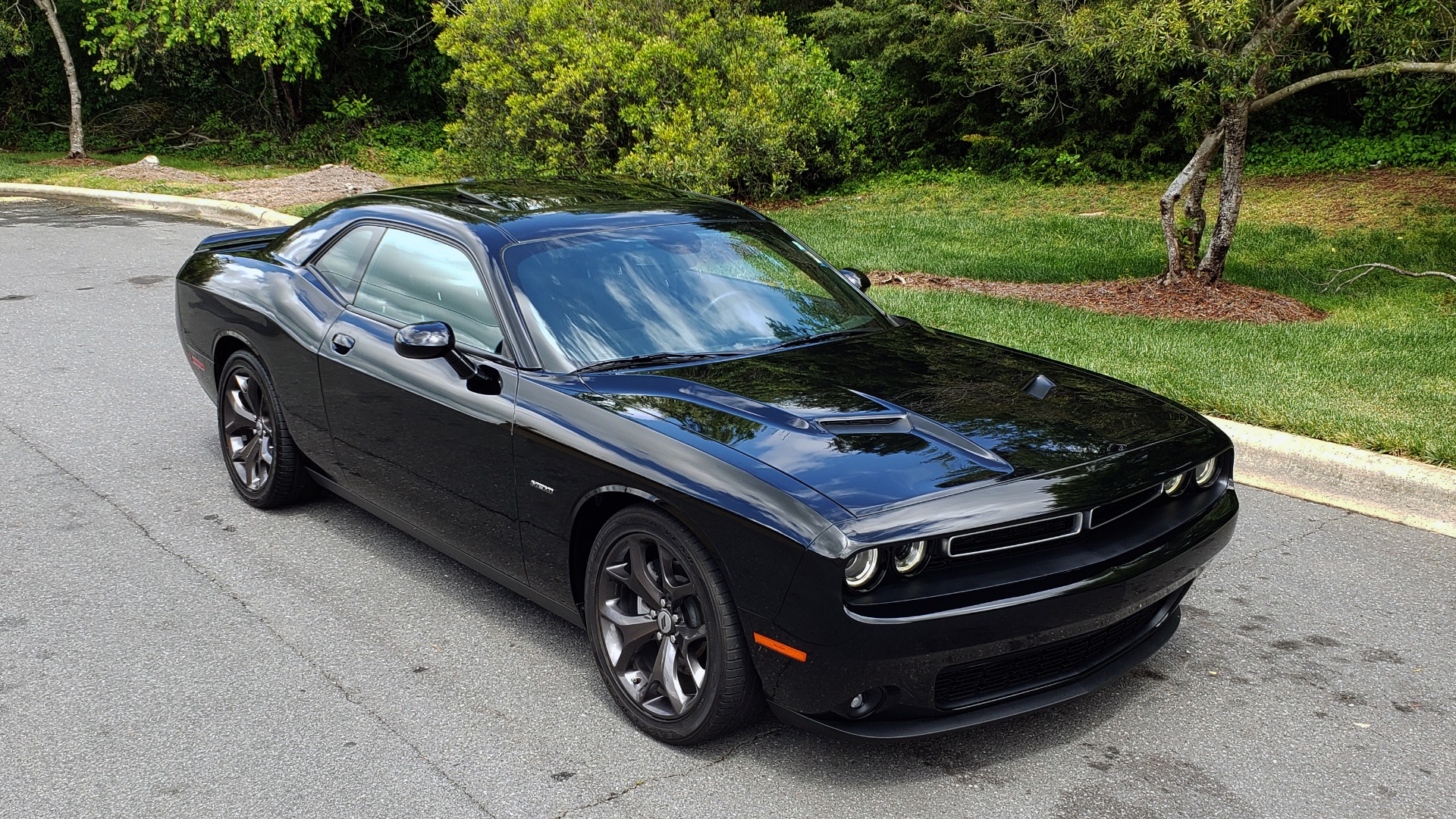 Used 2017 Dodge CHALLENGER R/T / 5.7L HEMI V8 / 8-SPD AUTO / SUNROOF / REARVIEW for sale Sold at Formula Imports in Charlotte NC 28227 4