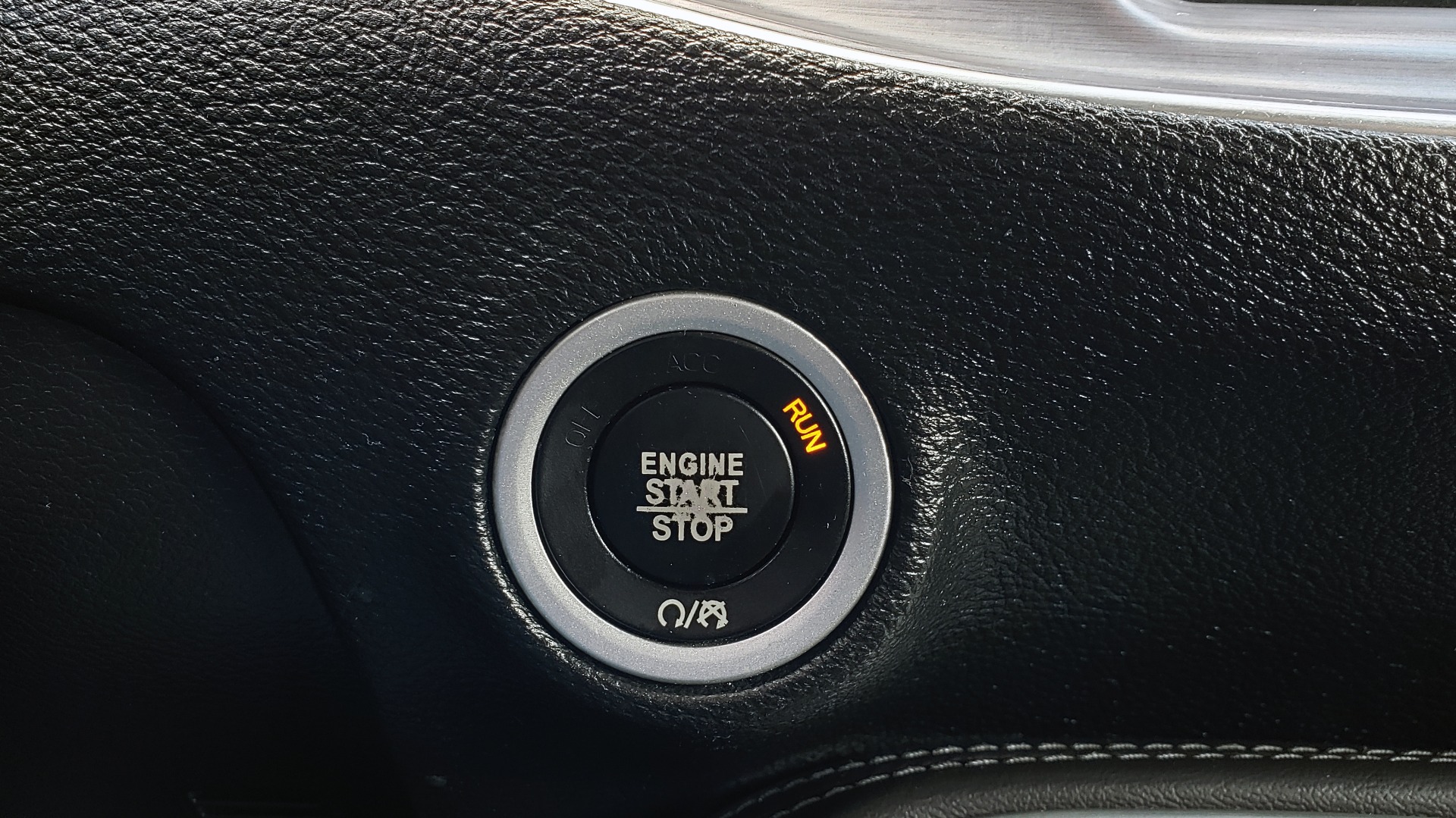 Used 2017 Dodge CHALLENGER R/T / 5.7L HEMI V8 / 8-SPD AUTO / SUNROOF / REARVIEW for sale Sold at Formula Imports in Charlotte NC 28227 44