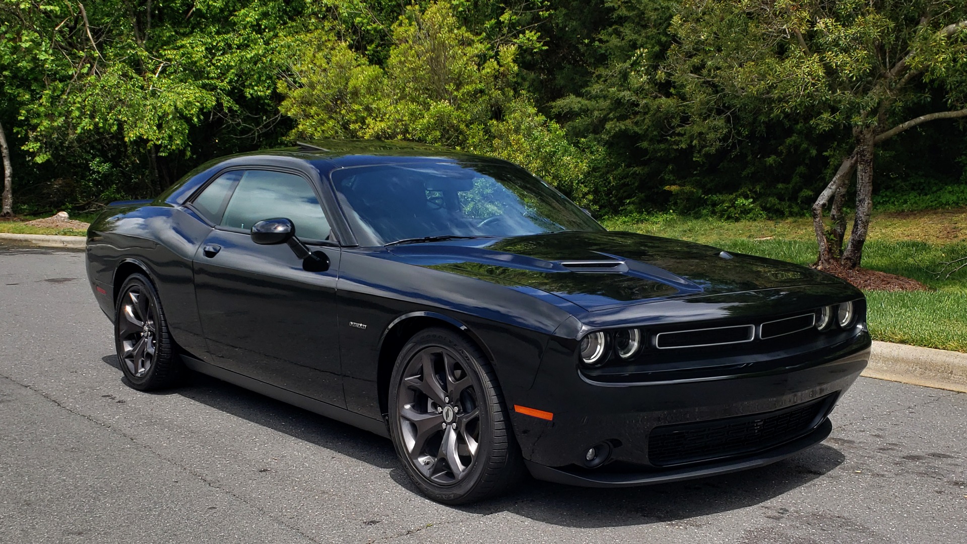 Used 2017 Dodge CHALLENGER R/T / 5.7L HEMI V8 / 8-SPD AUTO / SUNROOF / REARVIEW for sale Sold at Formula Imports in Charlotte NC 28227 5