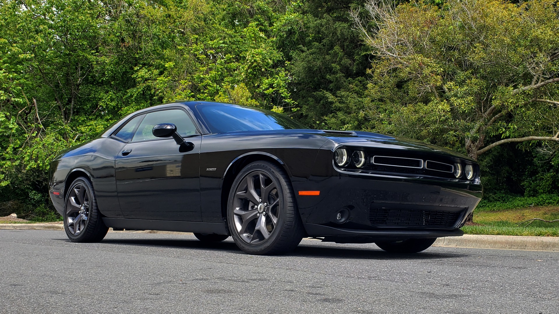 Used 2017 Dodge CHALLENGER R/T / 5.7L HEMI V8 / 8-SPD AUTO / SUNROOF / REARVIEW for sale Sold at Formula Imports in Charlotte NC 28227 6