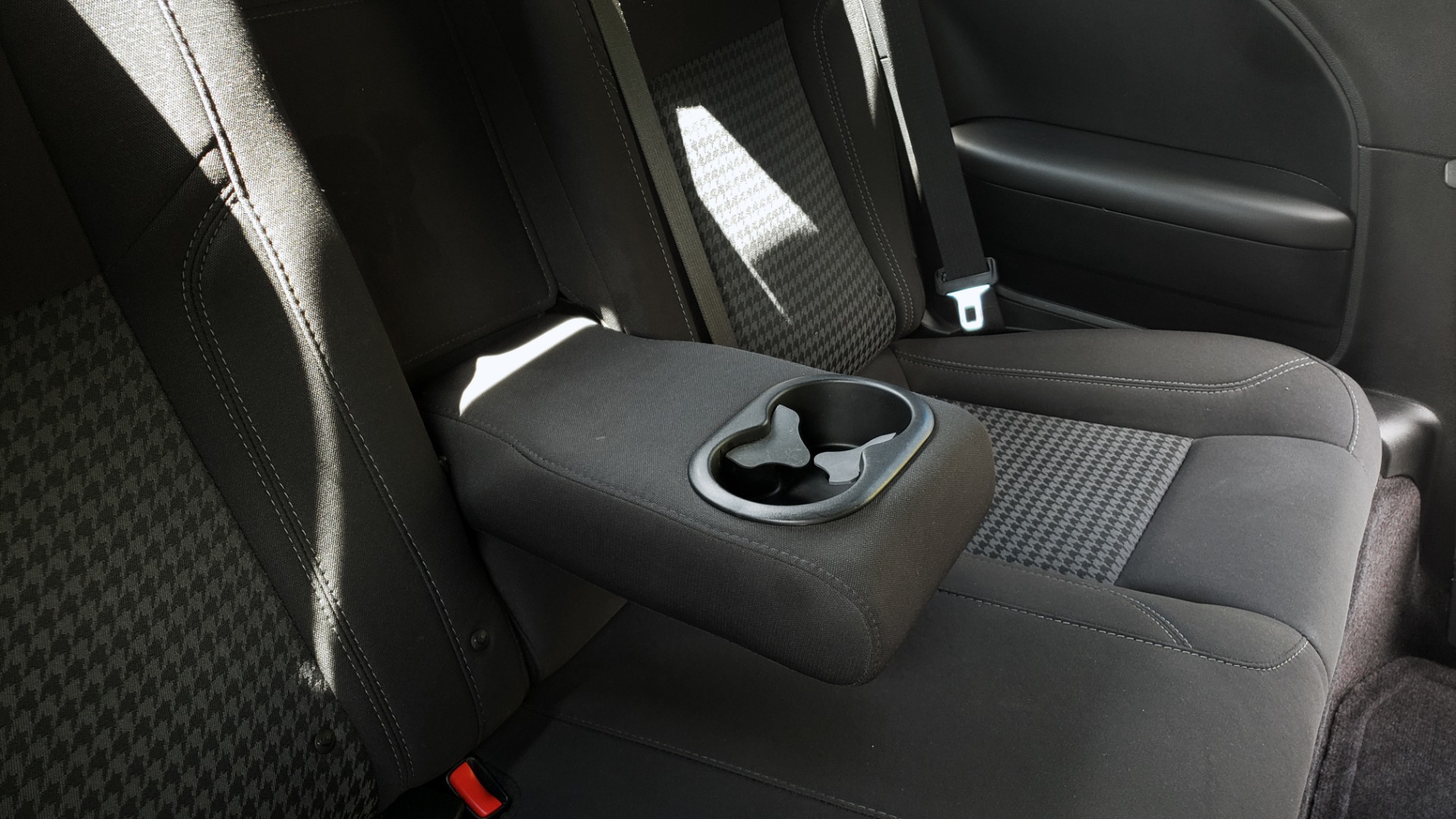 Used 2017 Dodge CHALLENGER R/T / 5.7L HEMI V8 / 8-SPD AUTO / SUNROOF / REARVIEW for sale Sold at Formula Imports in Charlotte NC 28227 60