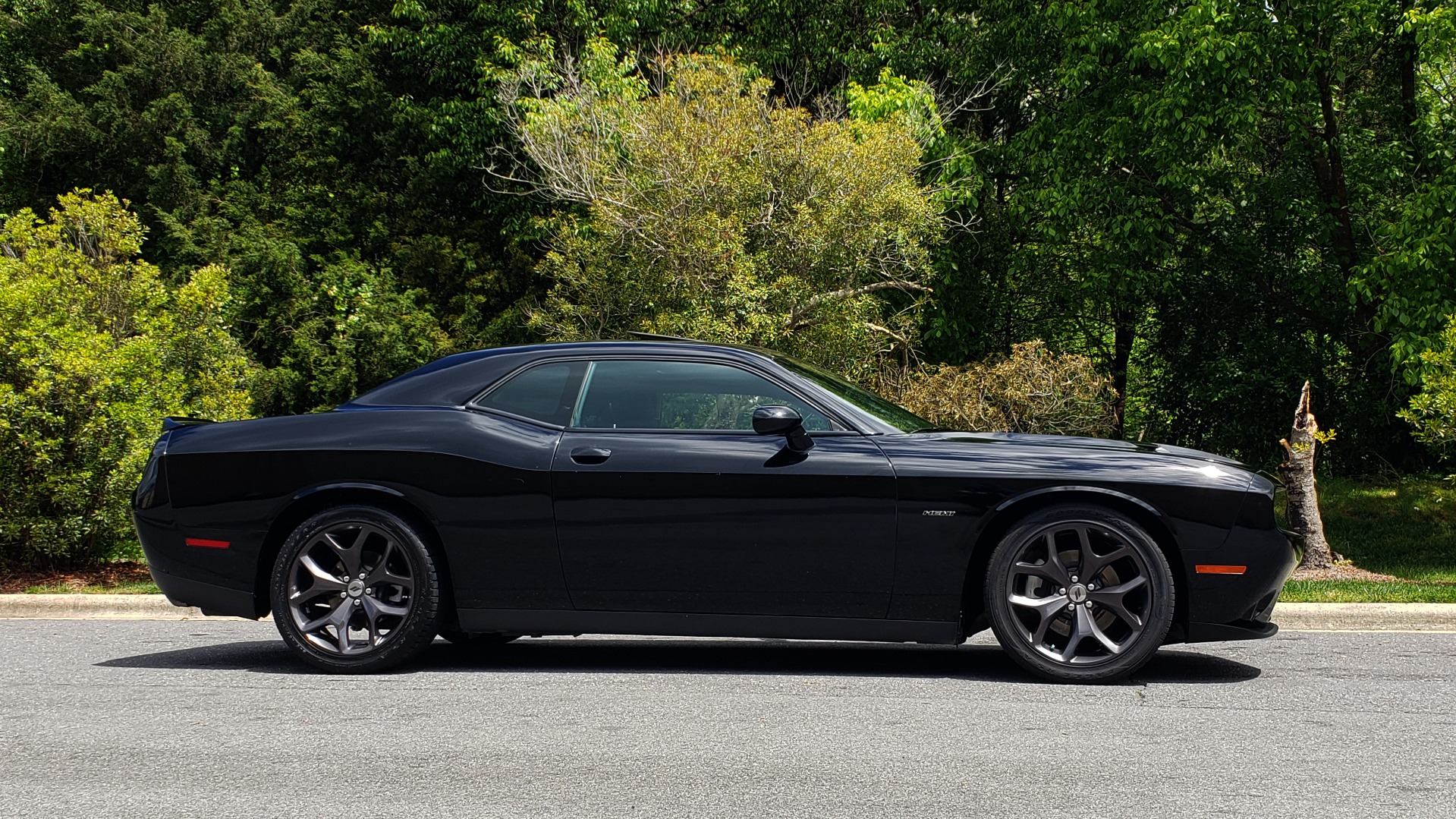 Used 2017 Dodge CHALLENGER R/T / 5.7L HEMI V8 / 8-SPD AUTO / SUNROOF / REARVIEW for sale Sold at Formula Imports in Charlotte NC 28227 7
