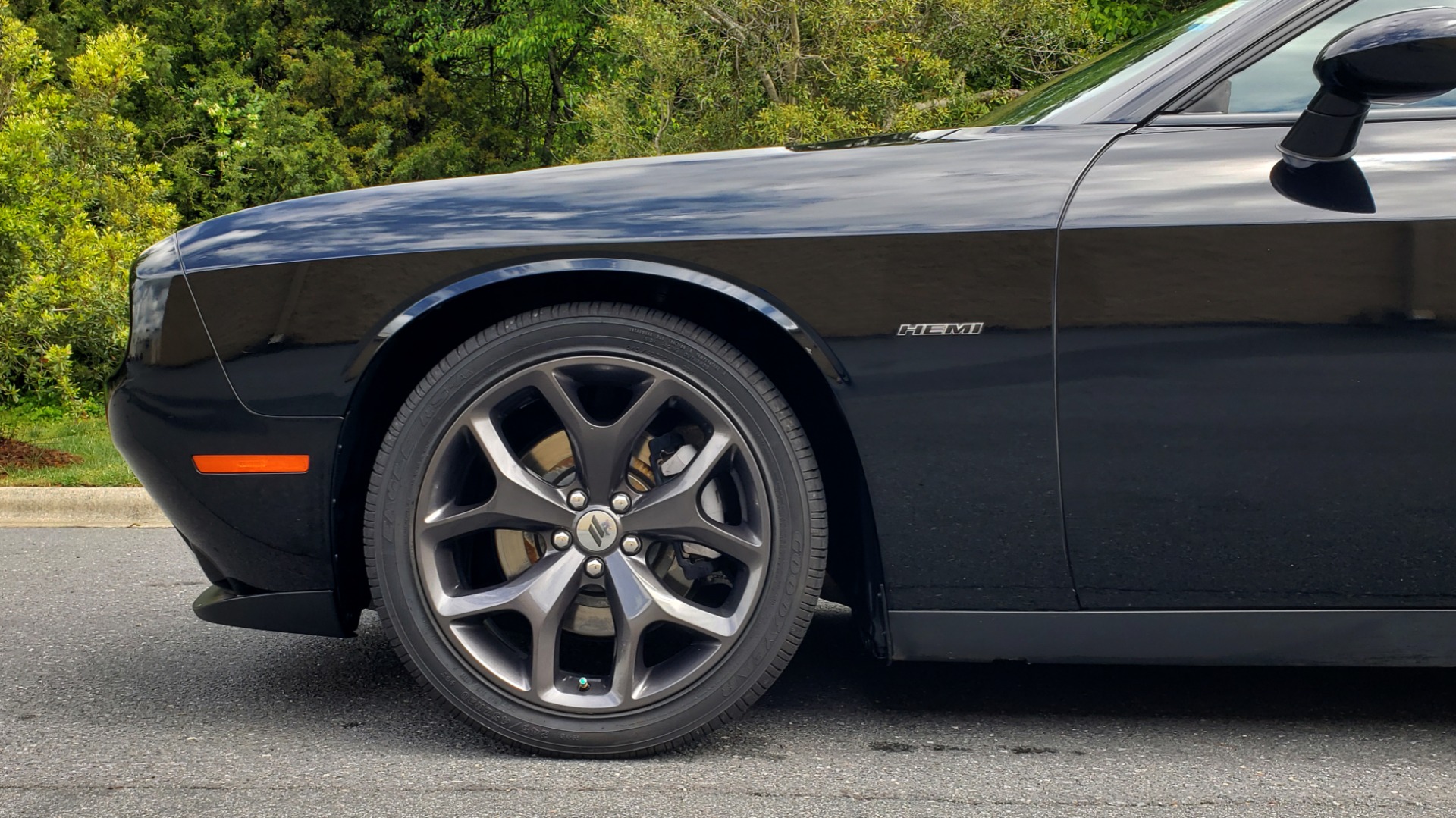 Used 2017 Dodge CHALLENGER R/T / 5.7L HEMI V8 / 8-SPD AUTO / SUNROOF / REARVIEW for sale Sold at Formula Imports in Charlotte NC 28227 71