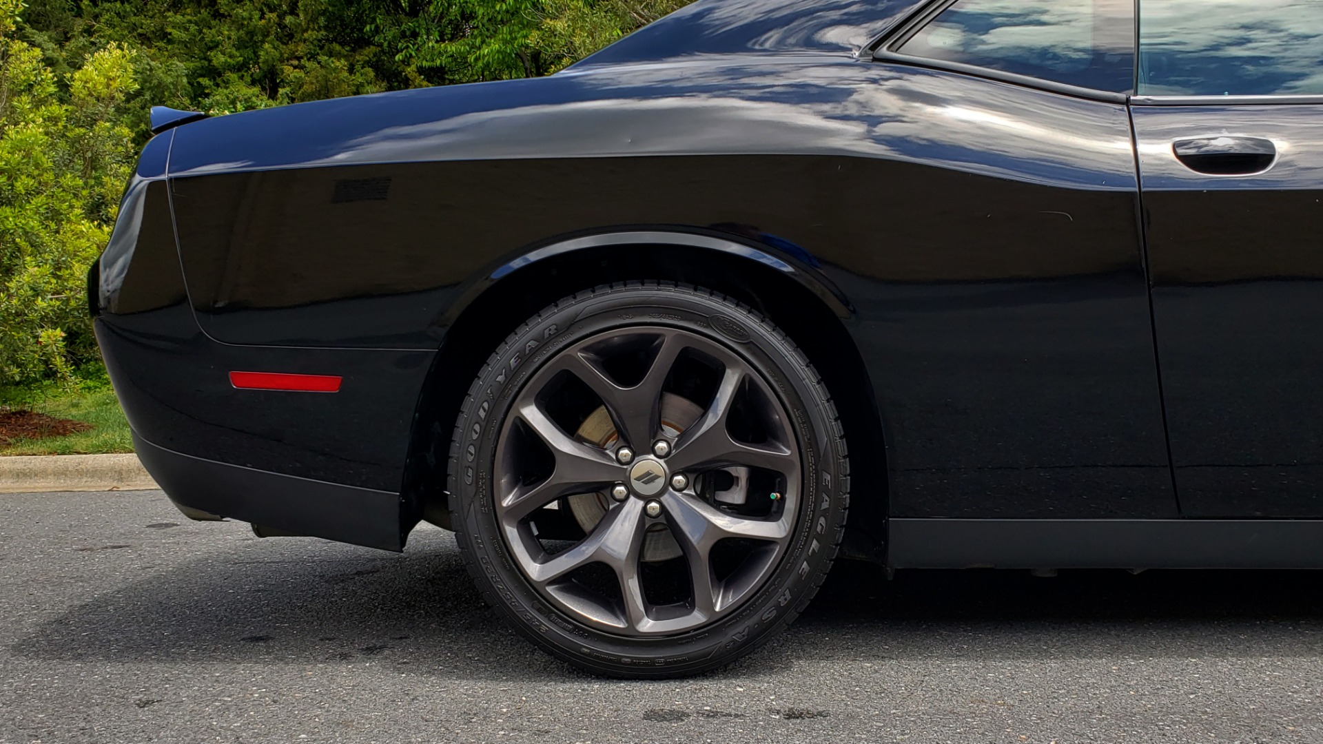 Used 2017 Dodge CHALLENGER R/T / 5.7L HEMI V8 / 8-SPD AUTO / SUNROOF / REARVIEW for sale Sold at Formula Imports in Charlotte NC 28227 73