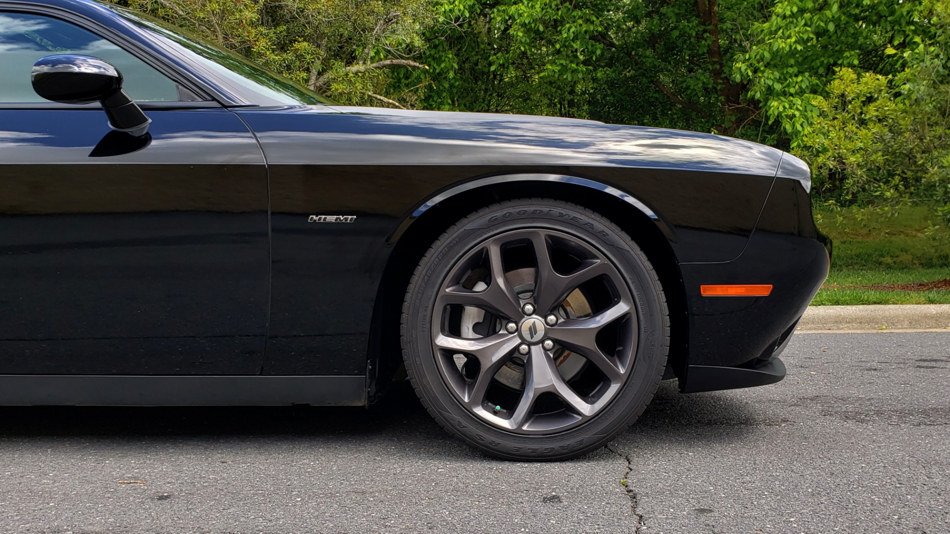 Used 2017 Dodge CHALLENGER R/T / 5.7L HEMI V8 / 8-SPD AUTO / SUNROOF / REARVIEW for sale Sold at Formula Imports in Charlotte NC 28227 74