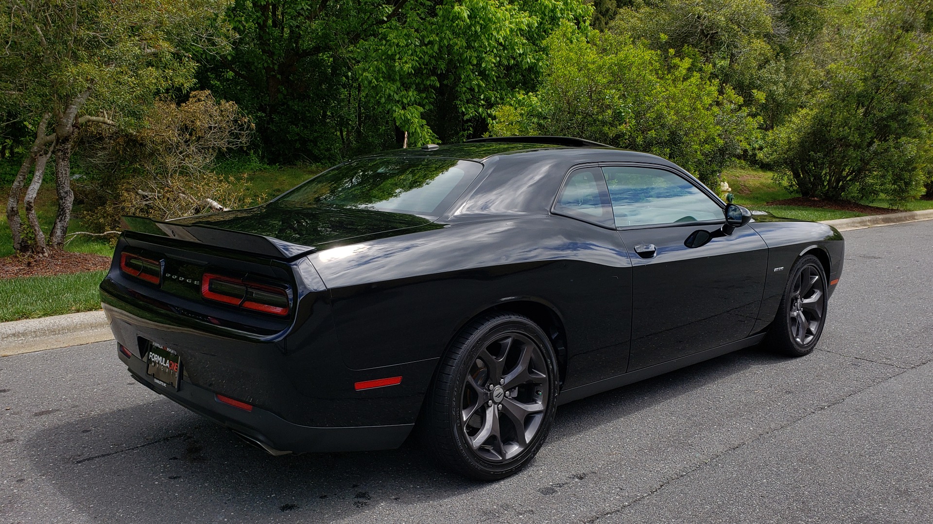 Used 2017 Dodge CHALLENGER R/T / 5.7L HEMI V8 / 8-SPD AUTO / SUNROOF / REARVIEW for sale Sold at Formula Imports in Charlotte NC 28227 8